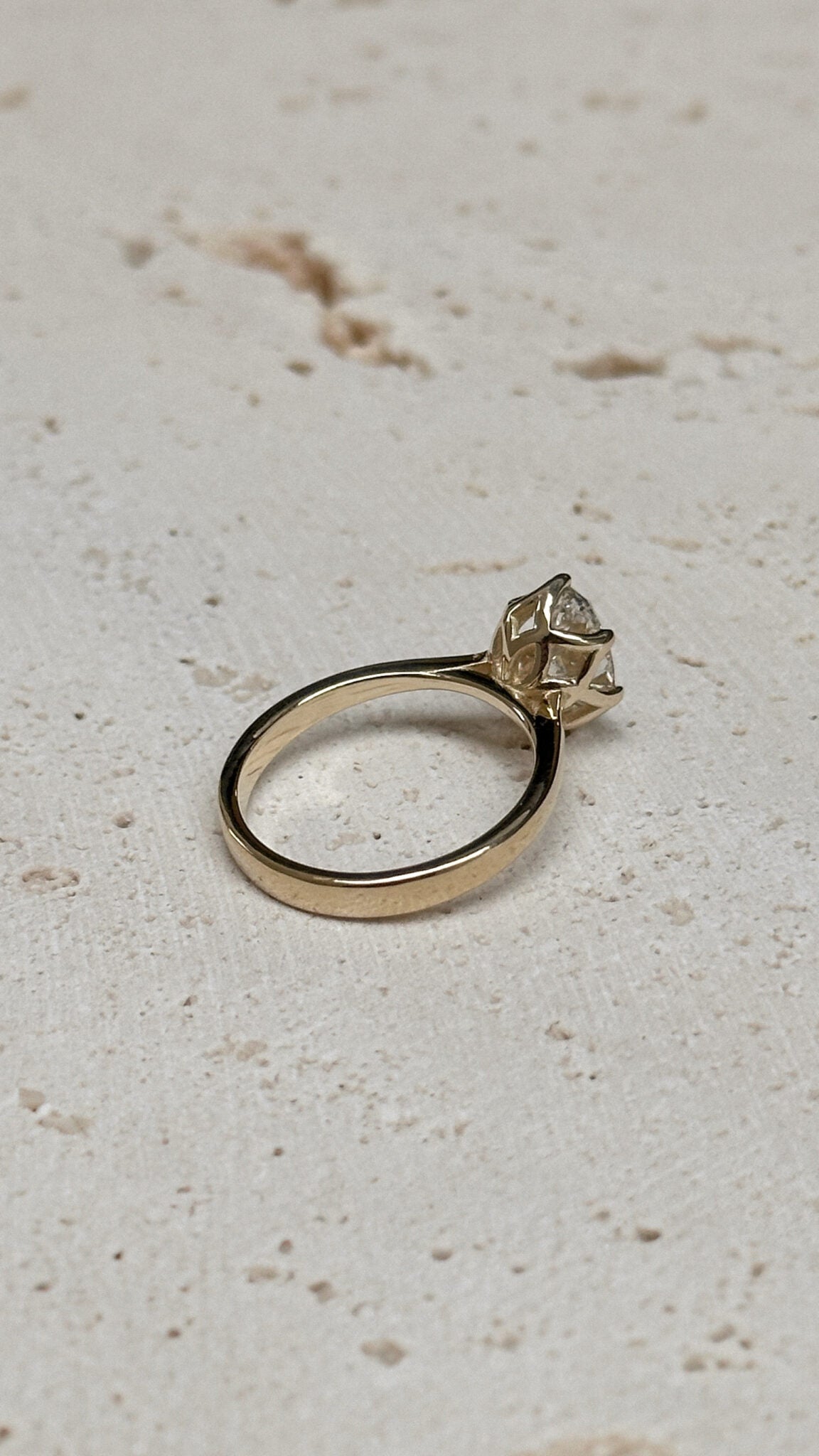 טבעת יהלום בשיבוץ עלים