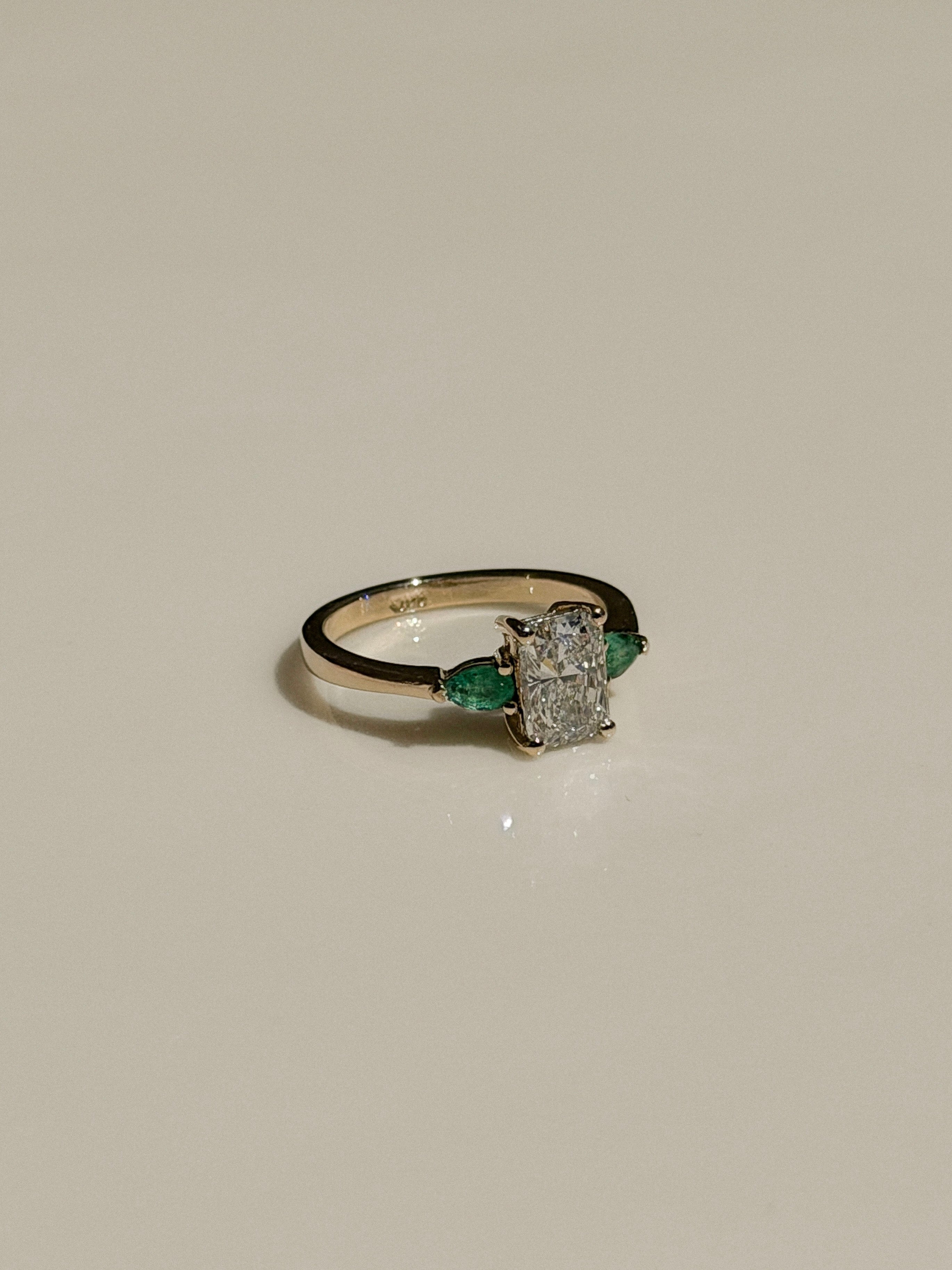 טבעת יהלום רדיאן ואמרלד