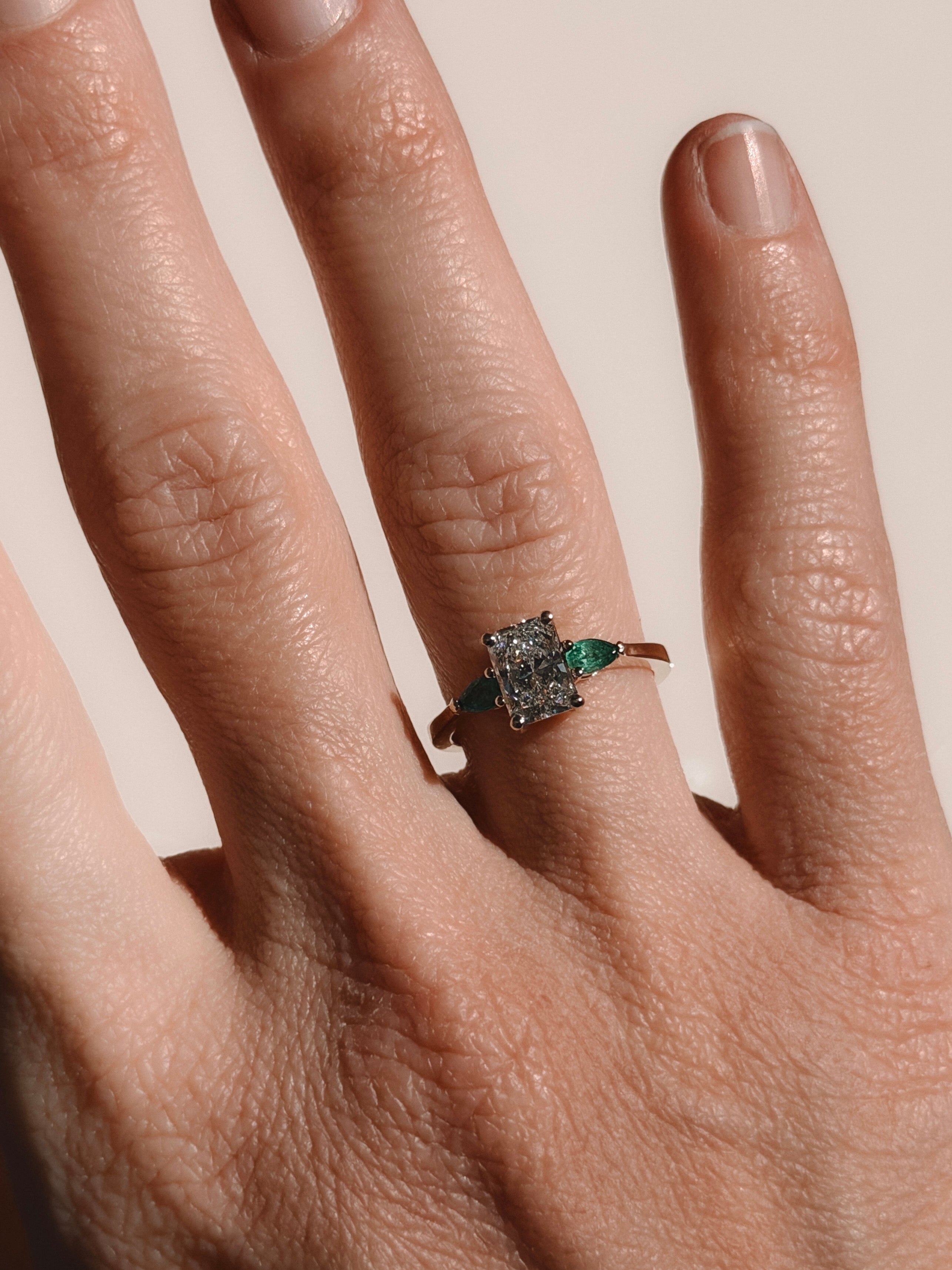 טבעת יהלום רדיאן ואמרלד