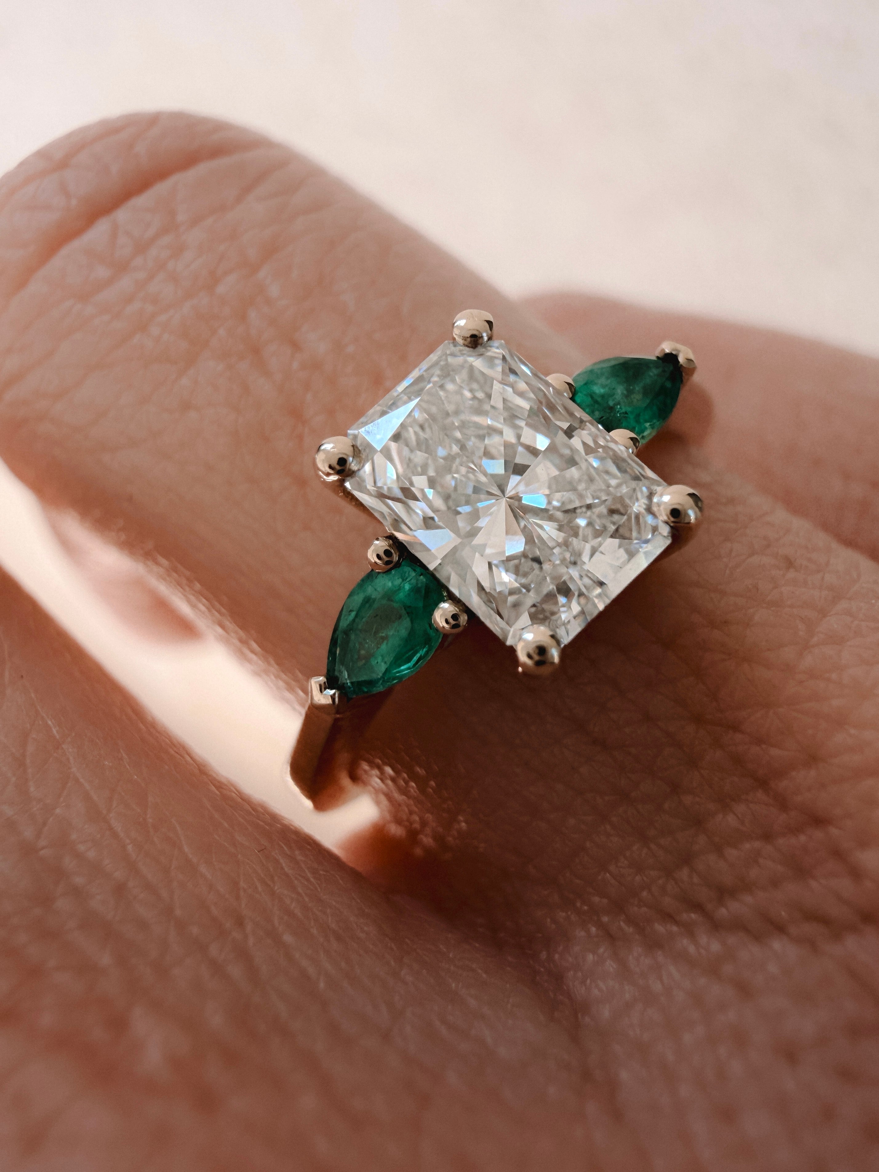 טבעת יהלום רדיאן ואמרלד