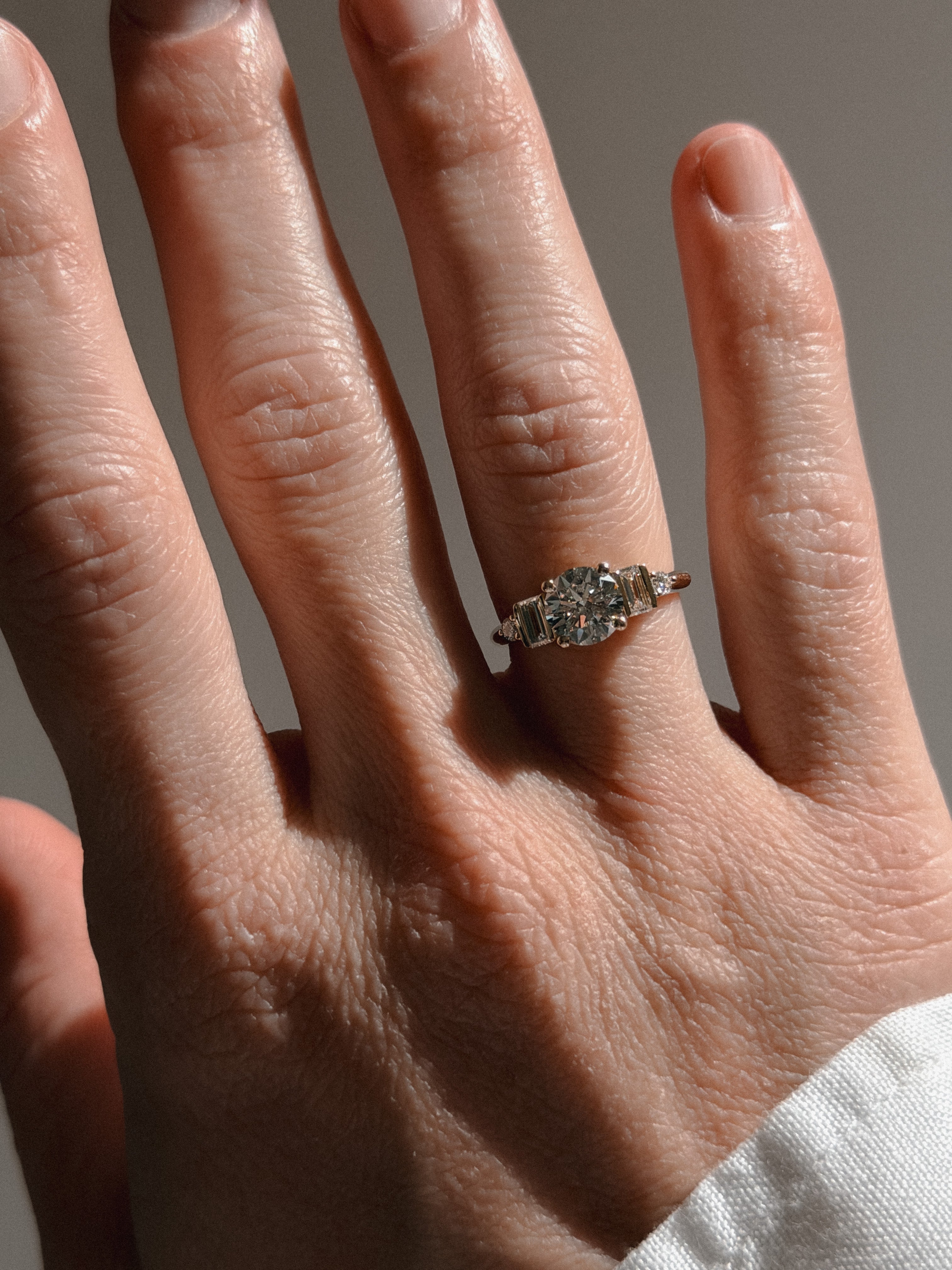 טבעת יהלומים עגולים ובגטים