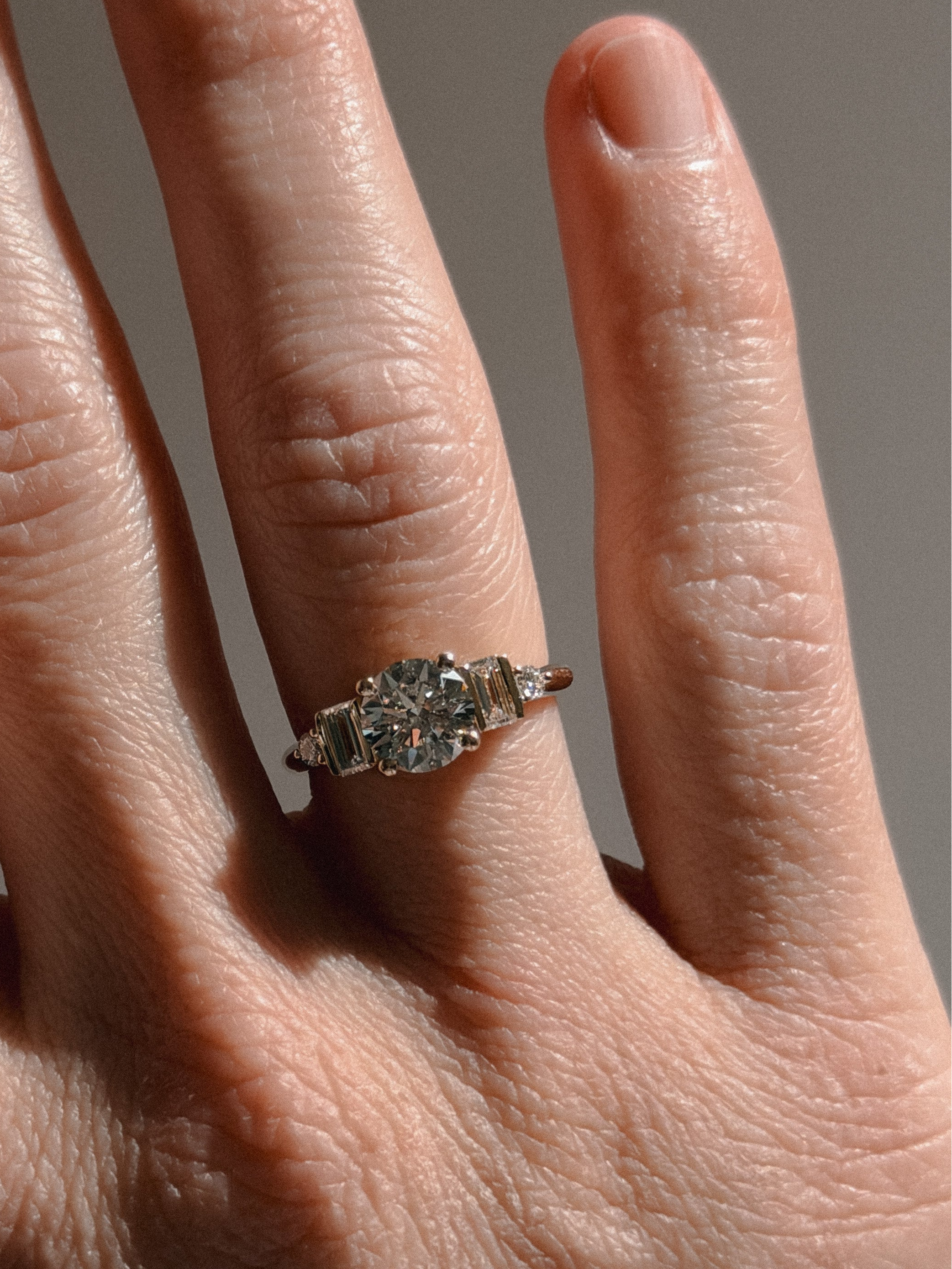 טבעת יהלומים עגולים ובגטים