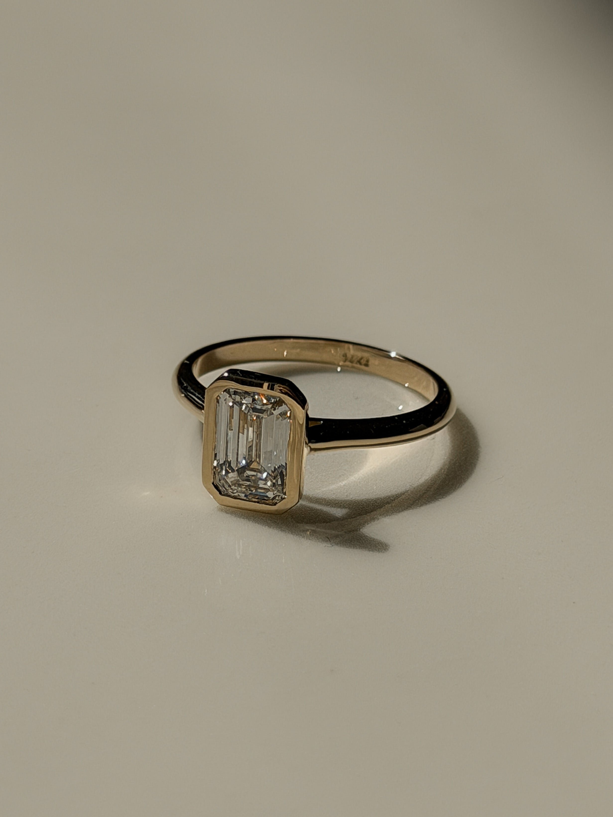 טבעת יהלום אמרלד צף