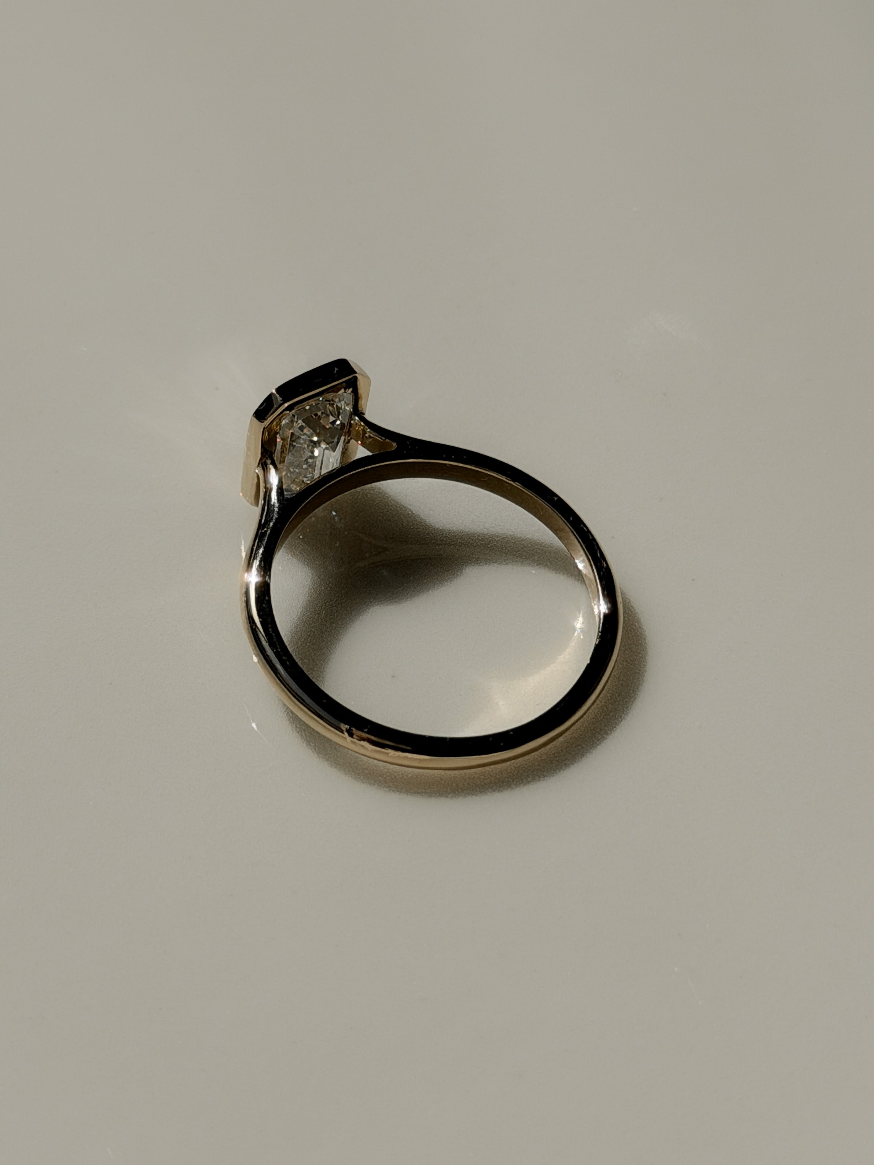 טבעת יהלום אמרלד צף