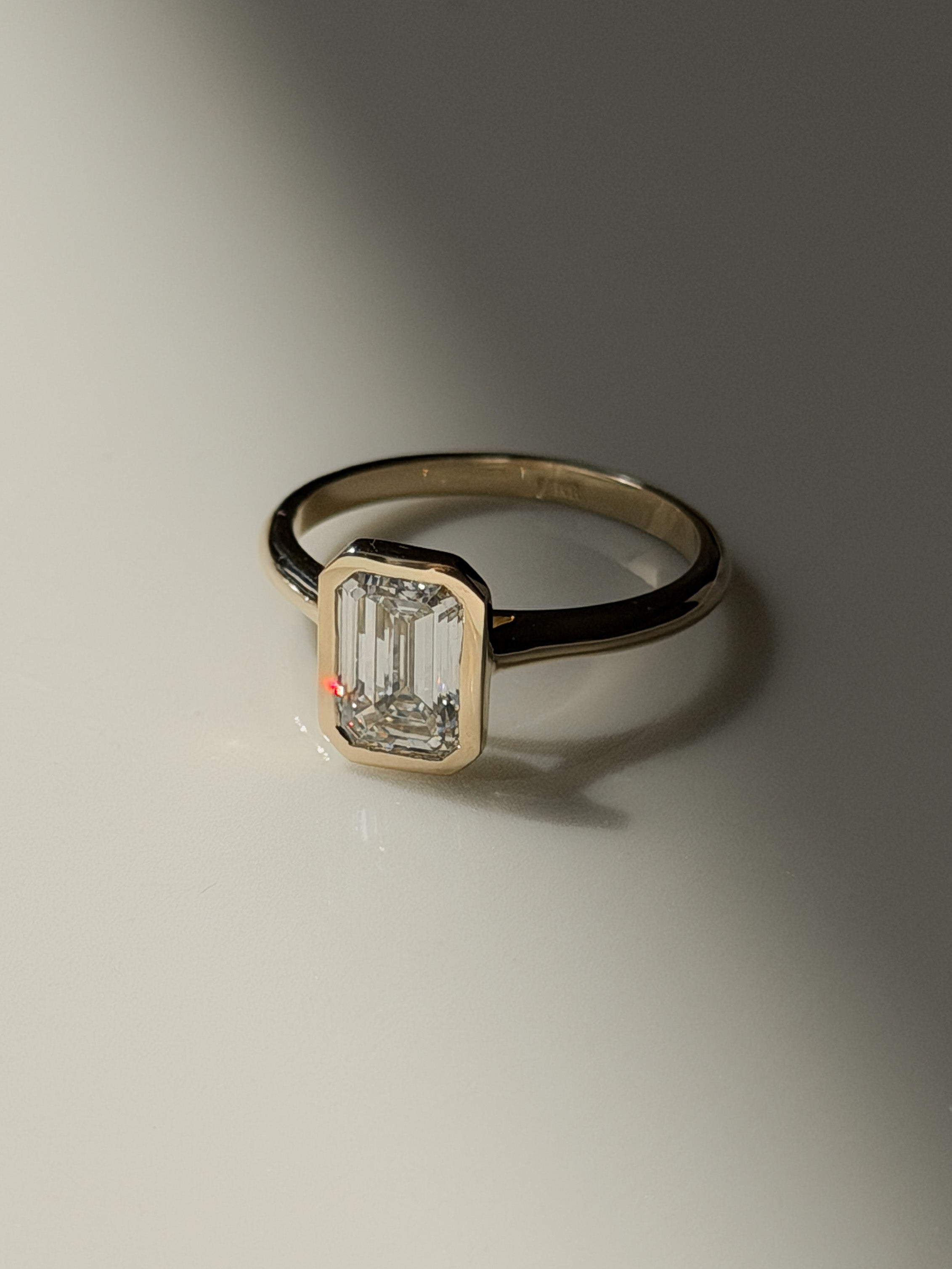 טבעת יהלום אמרלד צף