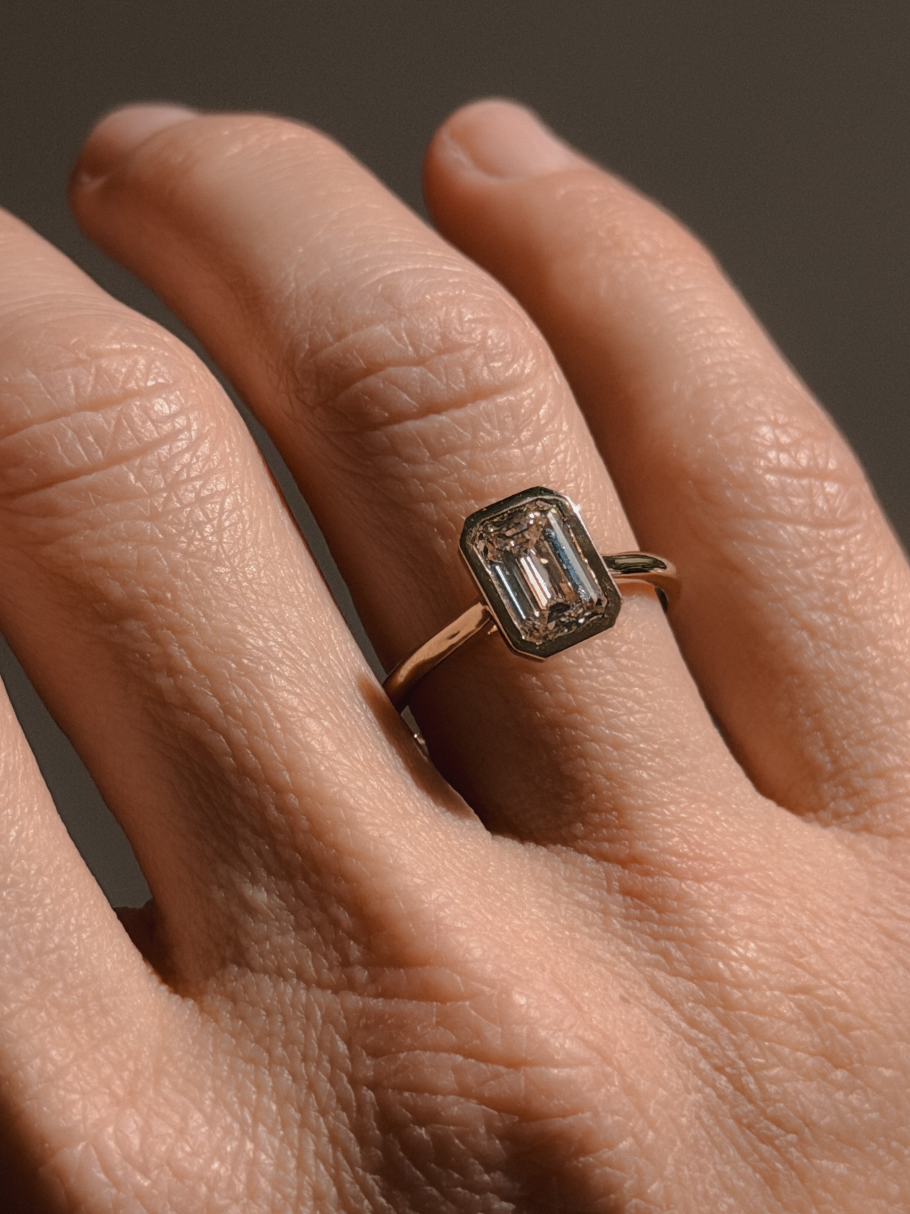 טבעת יהלום אמרלד צף