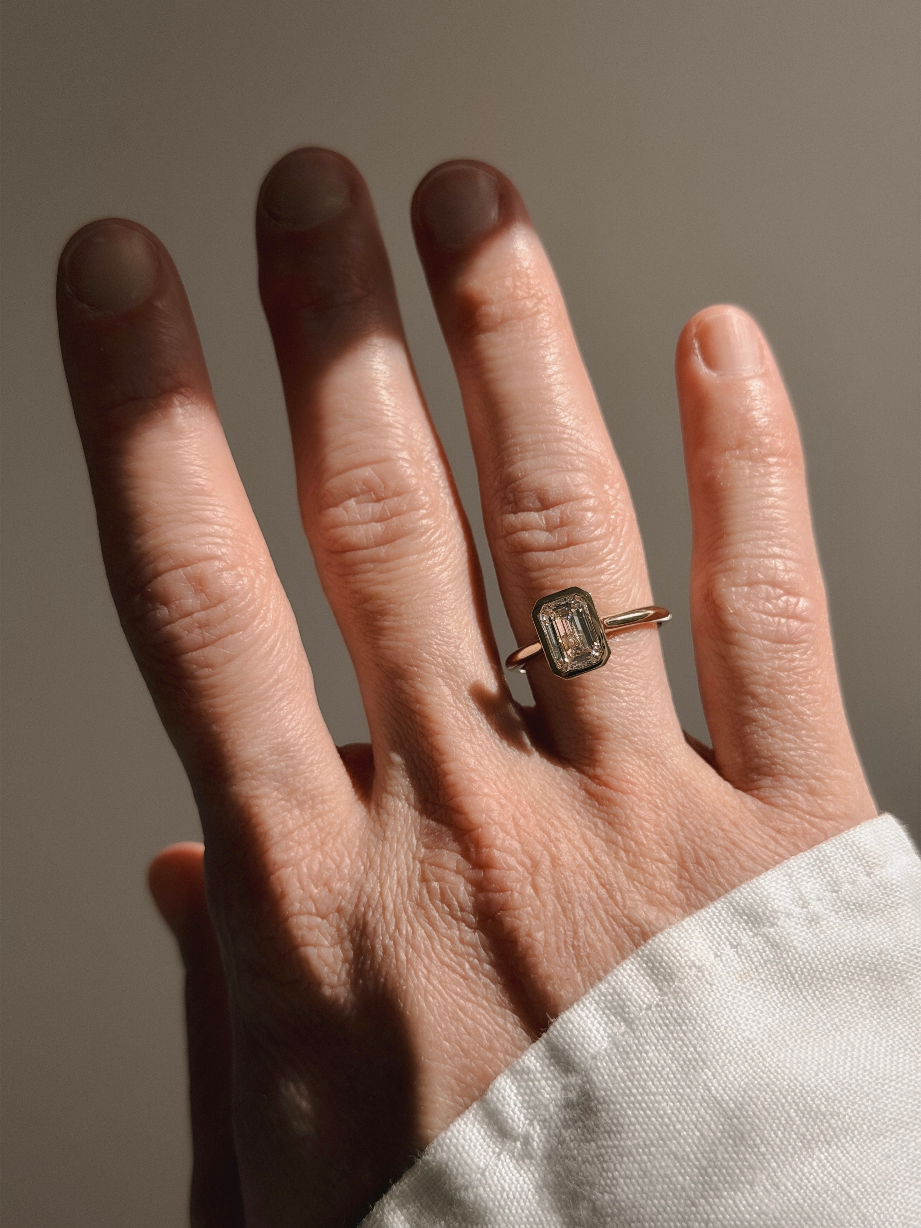 טבעת יהלום אמרלד צף