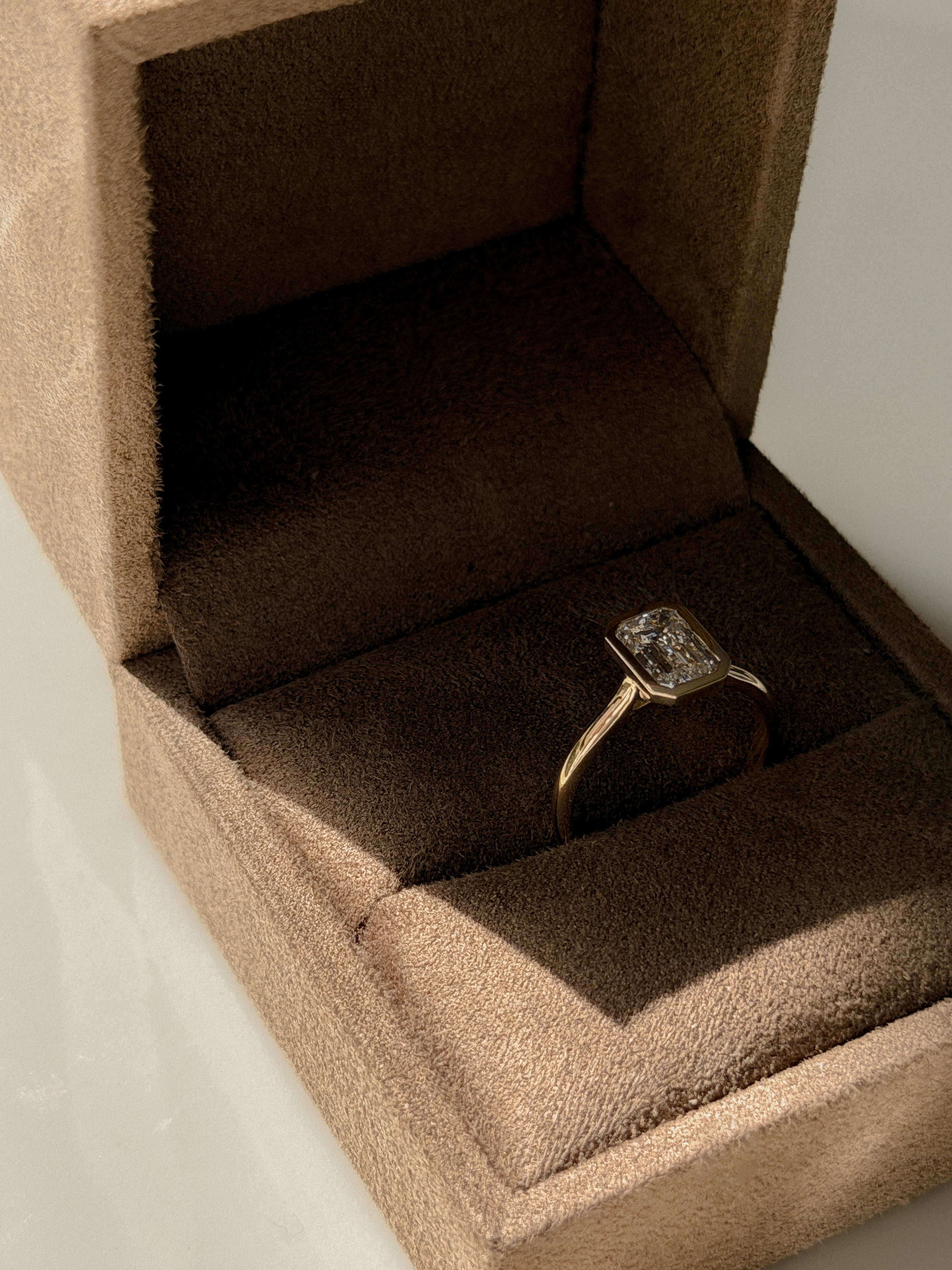 טבעת יהלום אמרלד צף