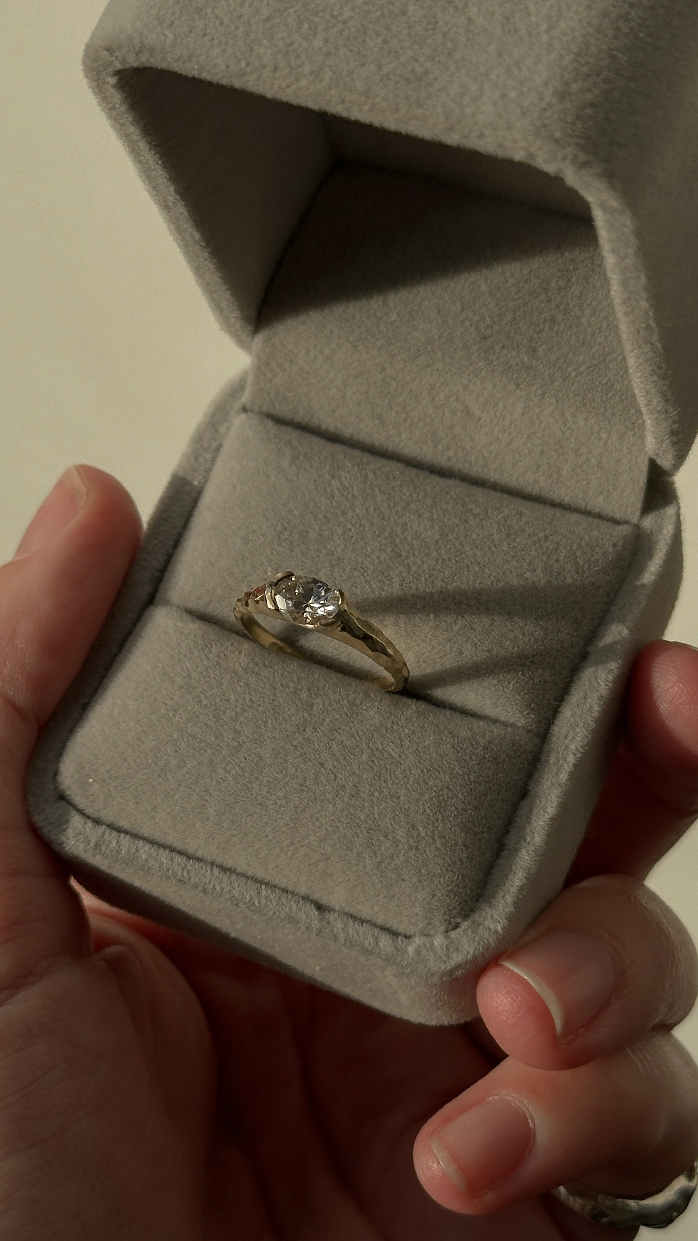 טבעת אובל בשיבוץ מאוזן