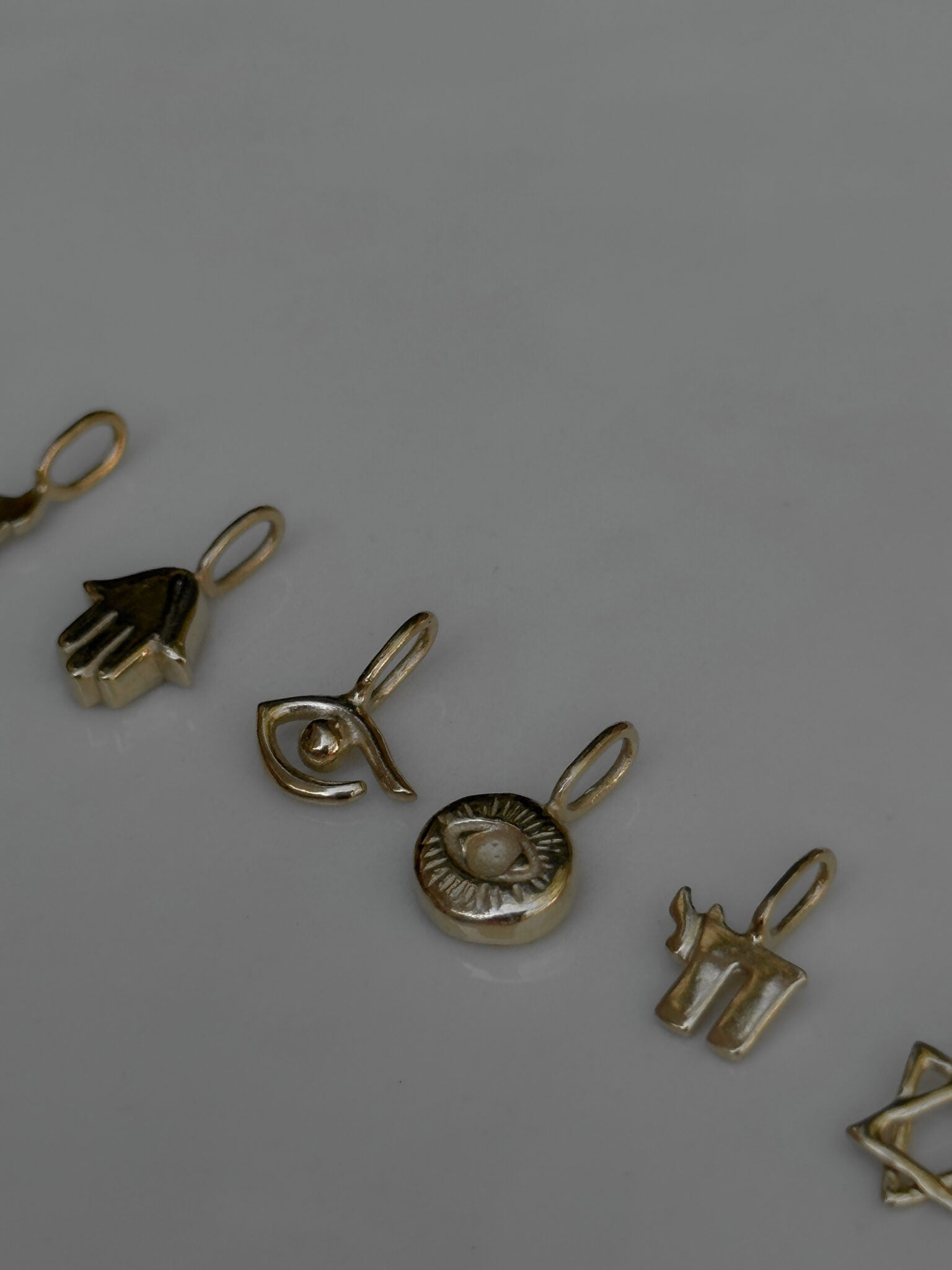 קמע עין מוטבעת גולד