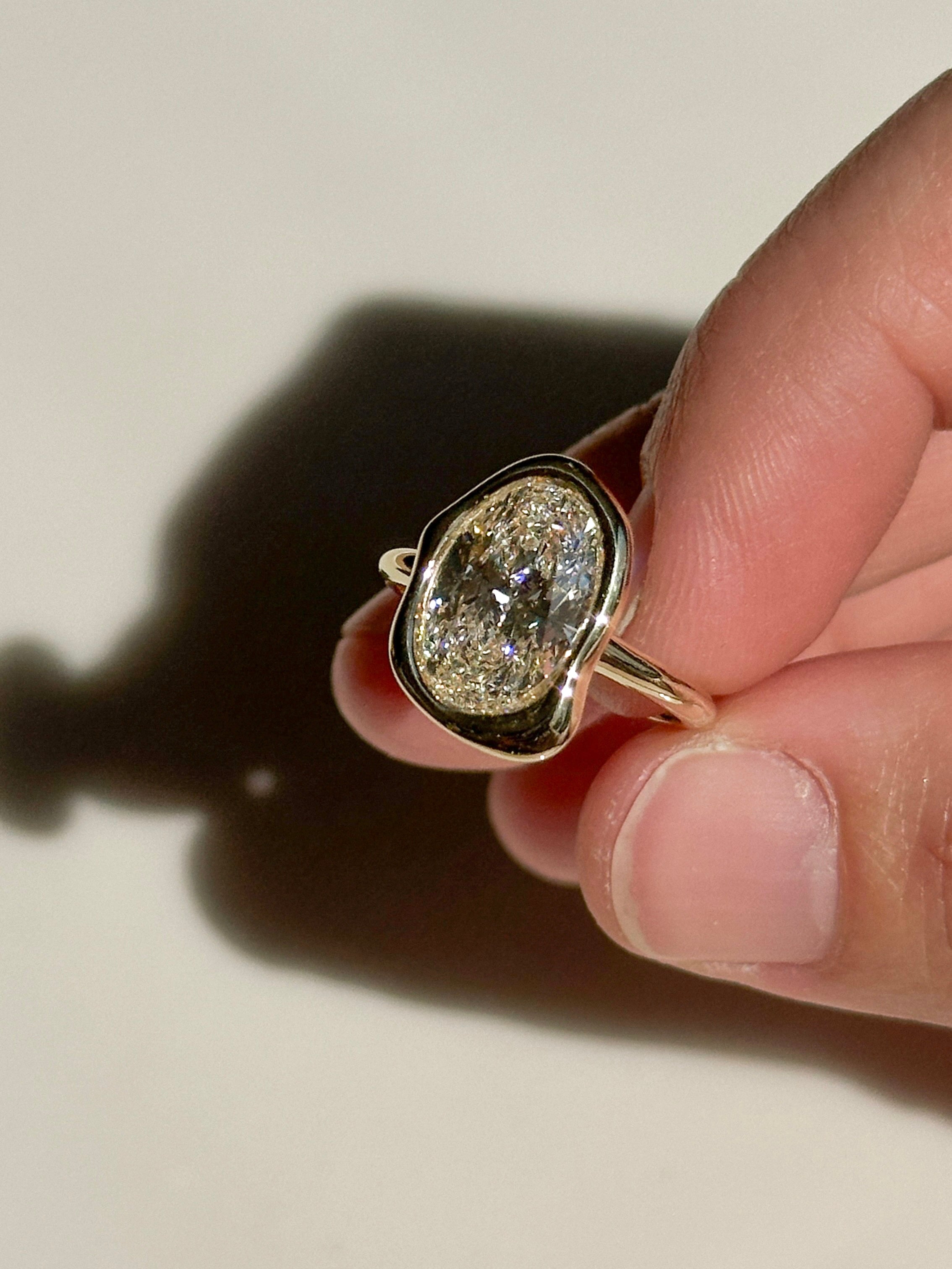 טבעת יהלום בשיבוץ אמורפי