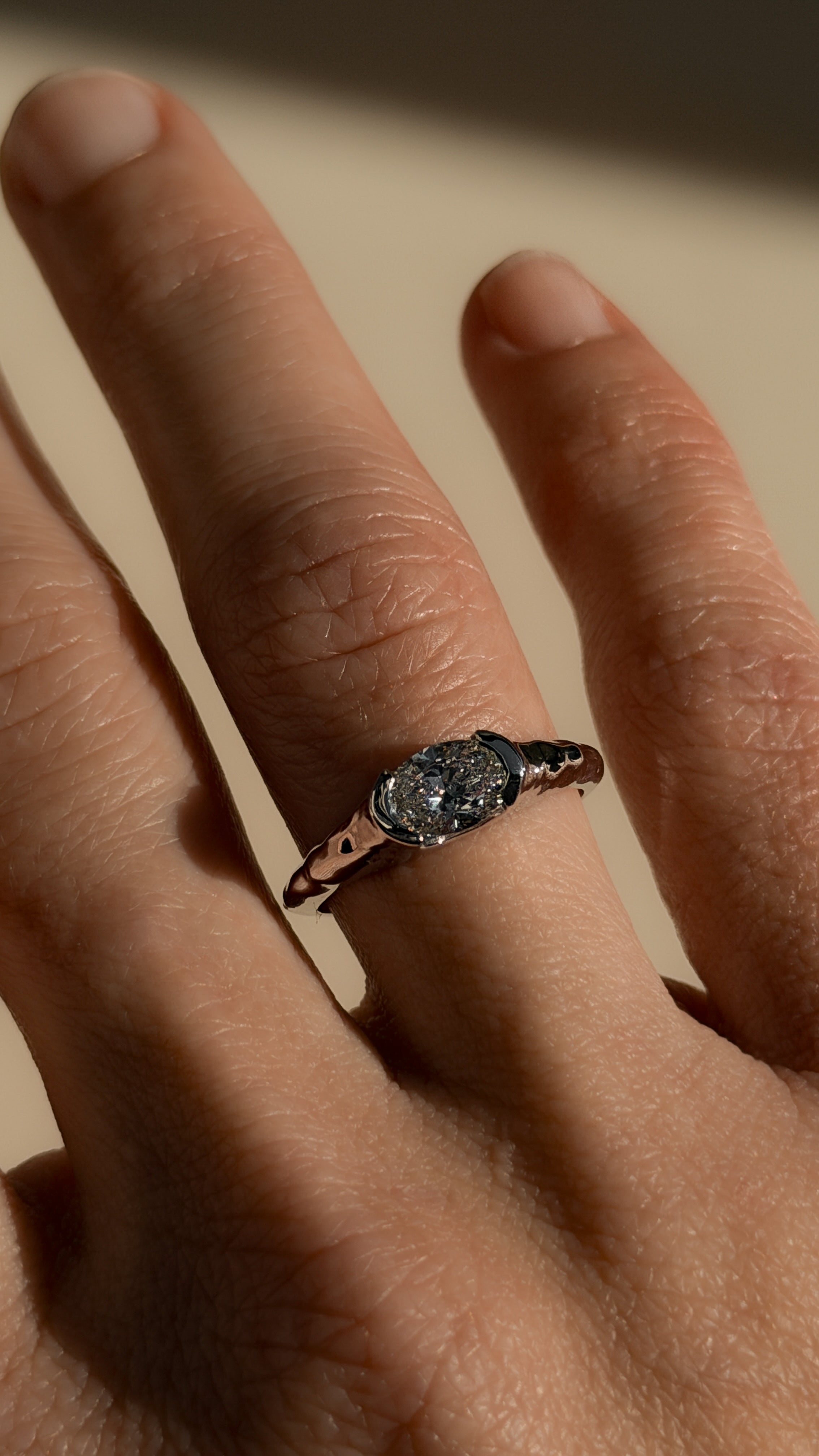 טבעת אובל בשיבוץ מאוזן