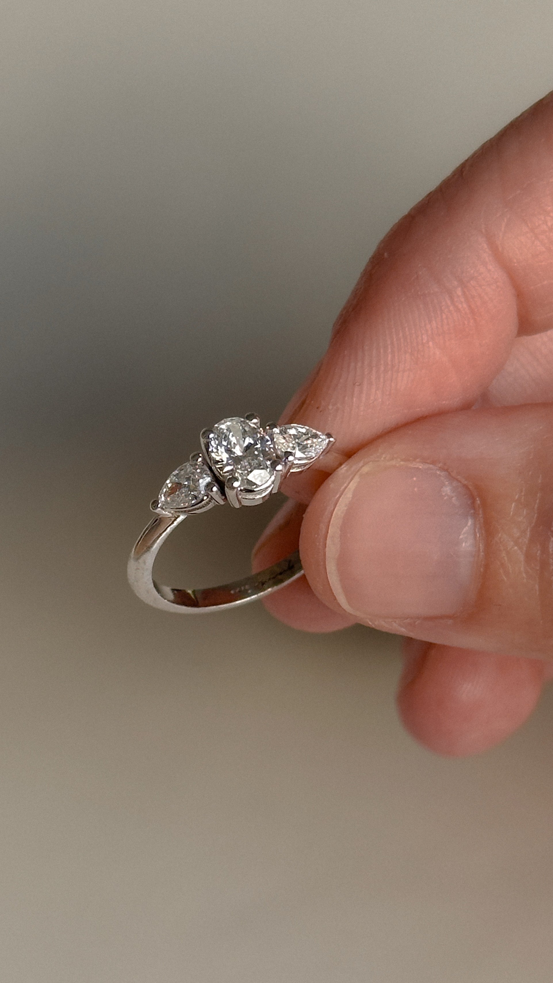 טבעת משובצת אובל וטיפות