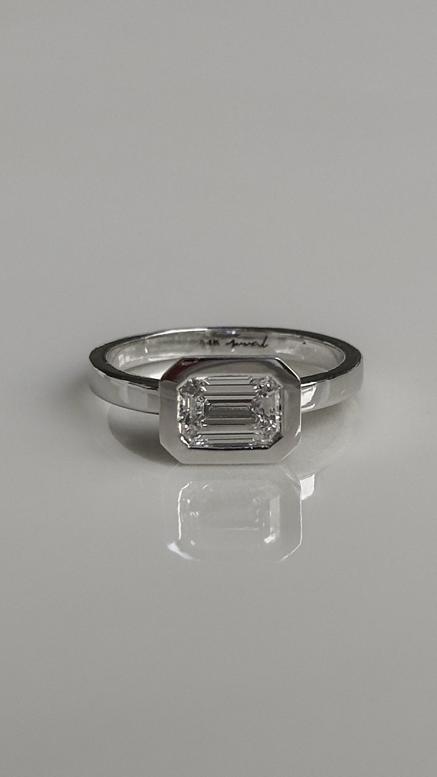 טבעת אמרלד בשיבוץ מאוזן