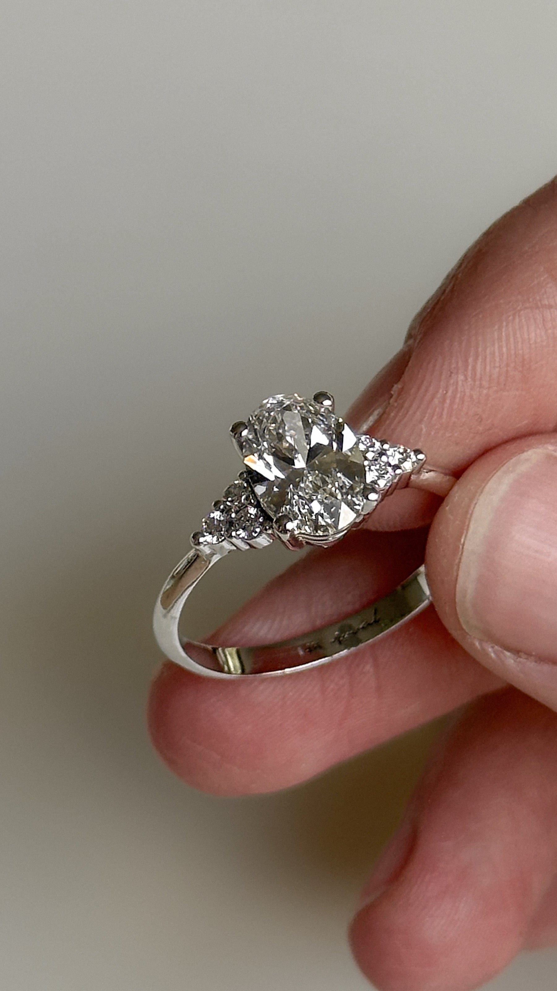 טבעת יהלום אובל ועגולות