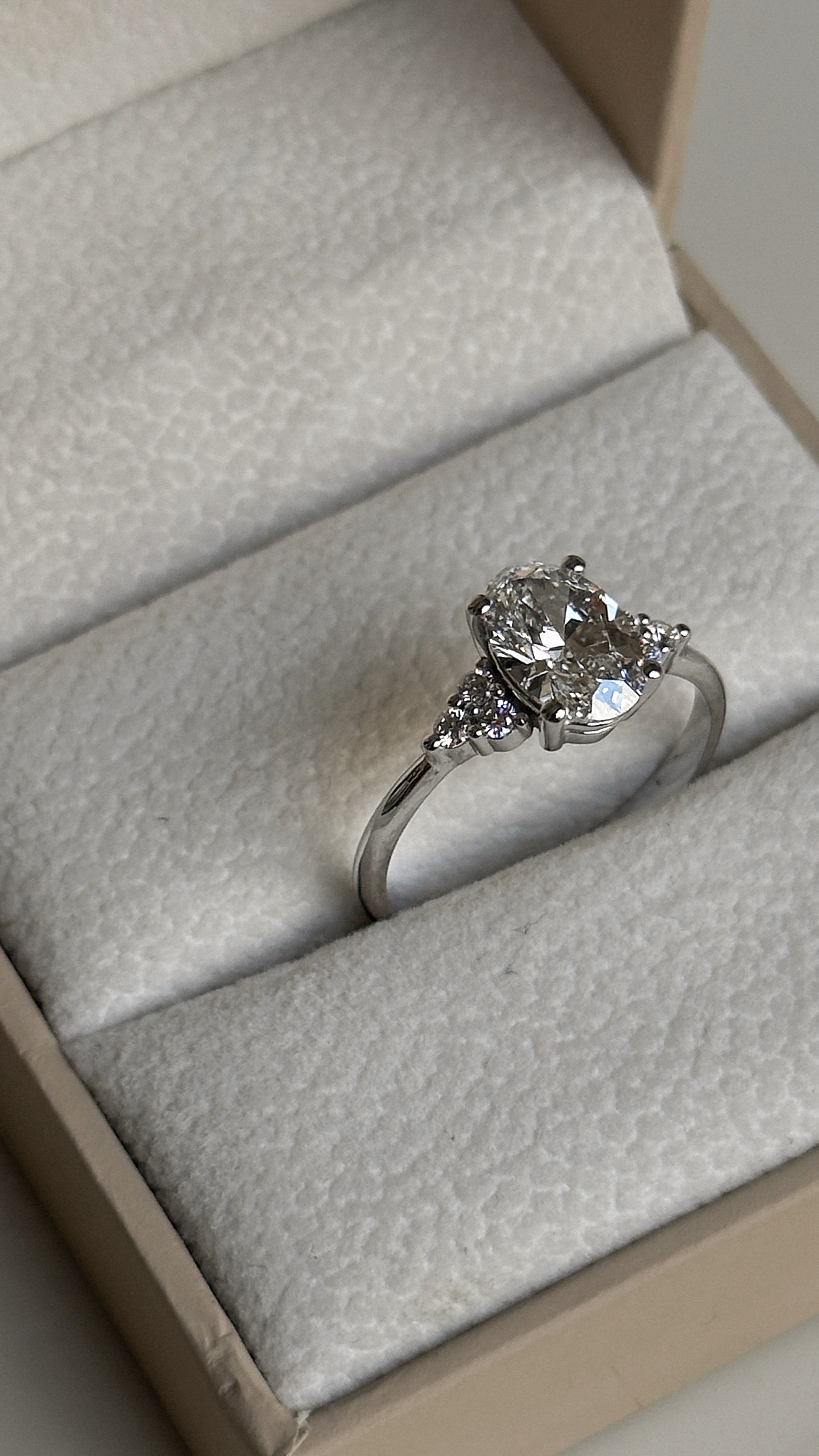 טבעת יהלום אובל ועגולות