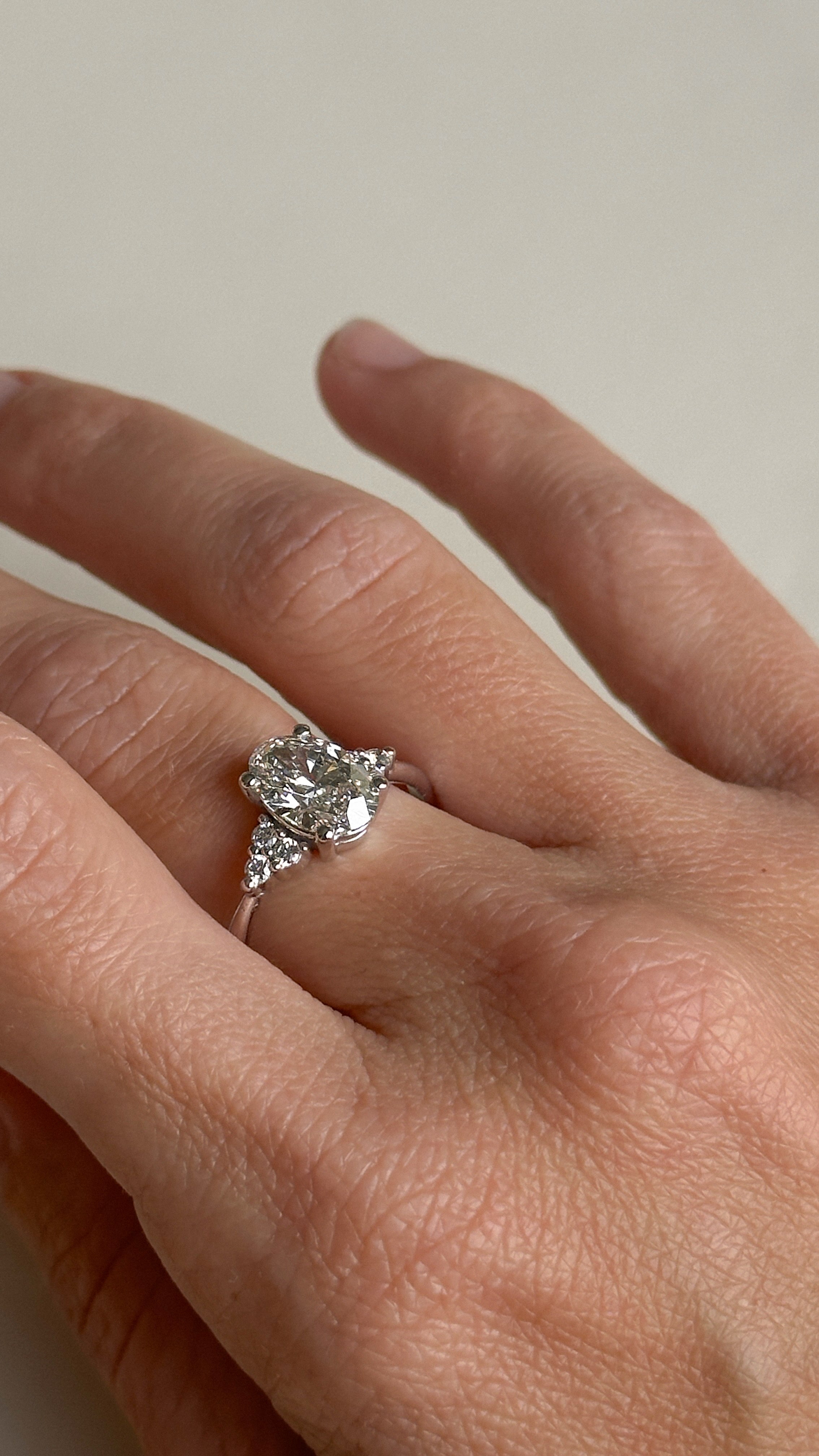 טבעת יהלום אובל ועגולות