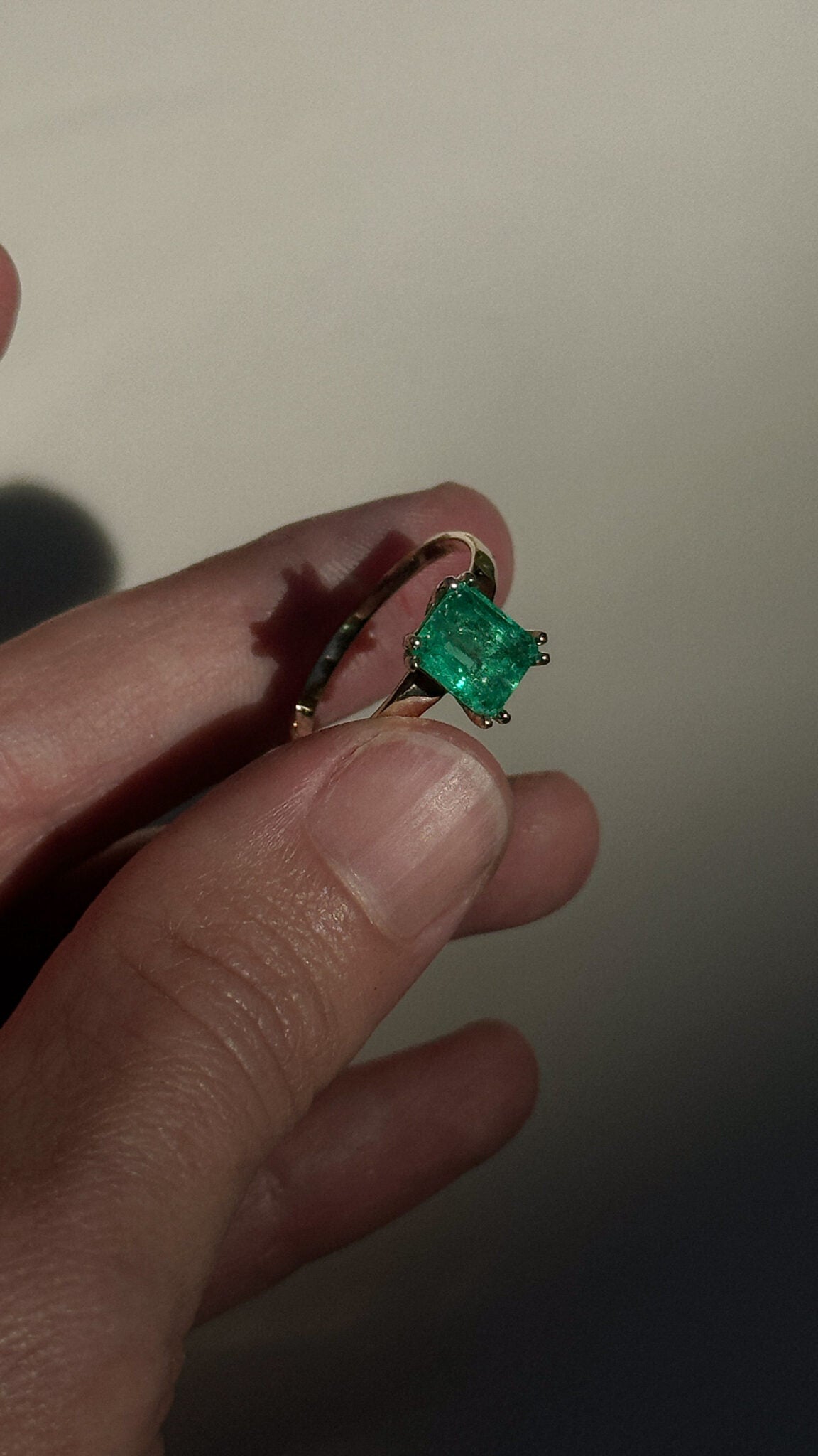 טבעת אבן חן במבנה גולמי