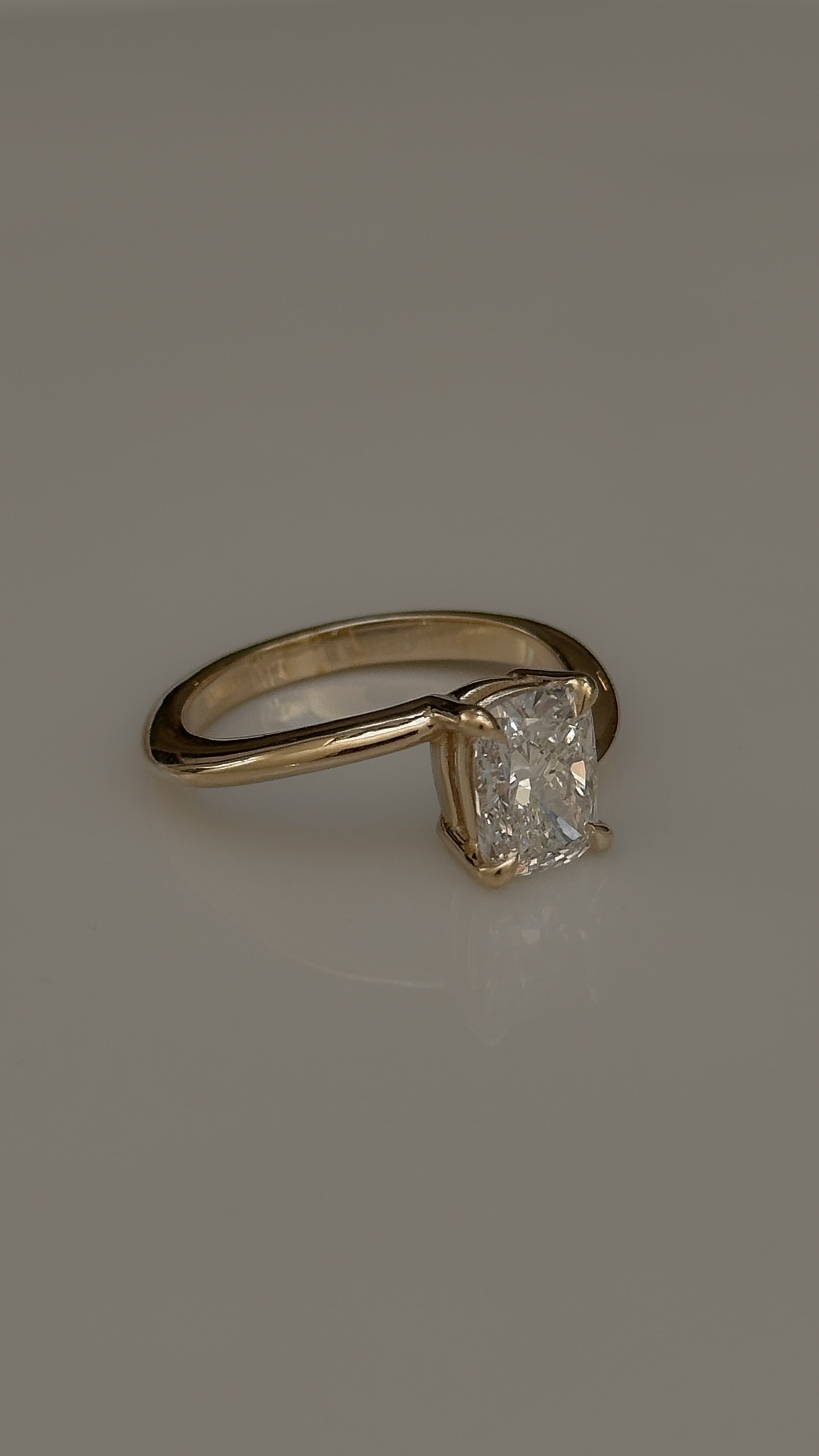 טבעת יהלום קושן פלואו