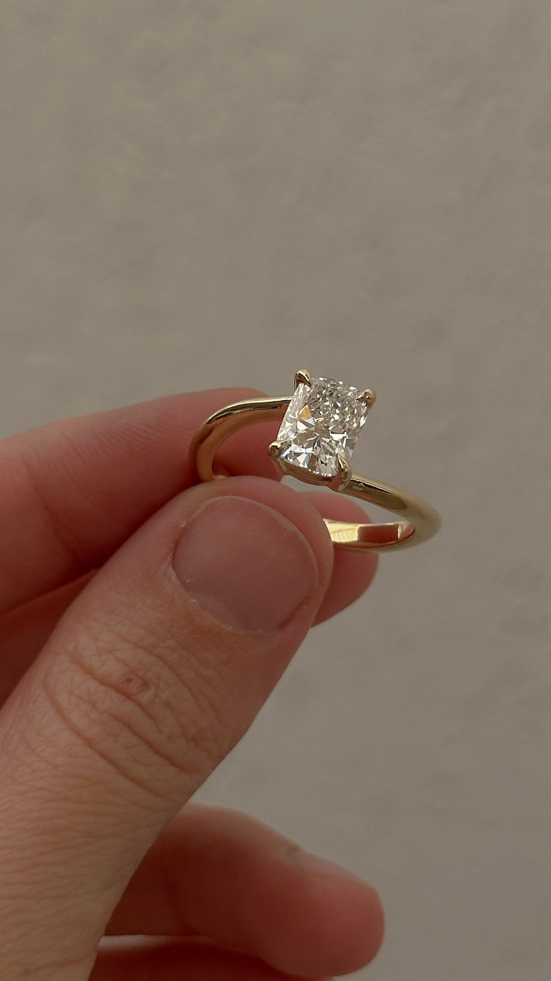 טבעת יהלום קושן פלואו