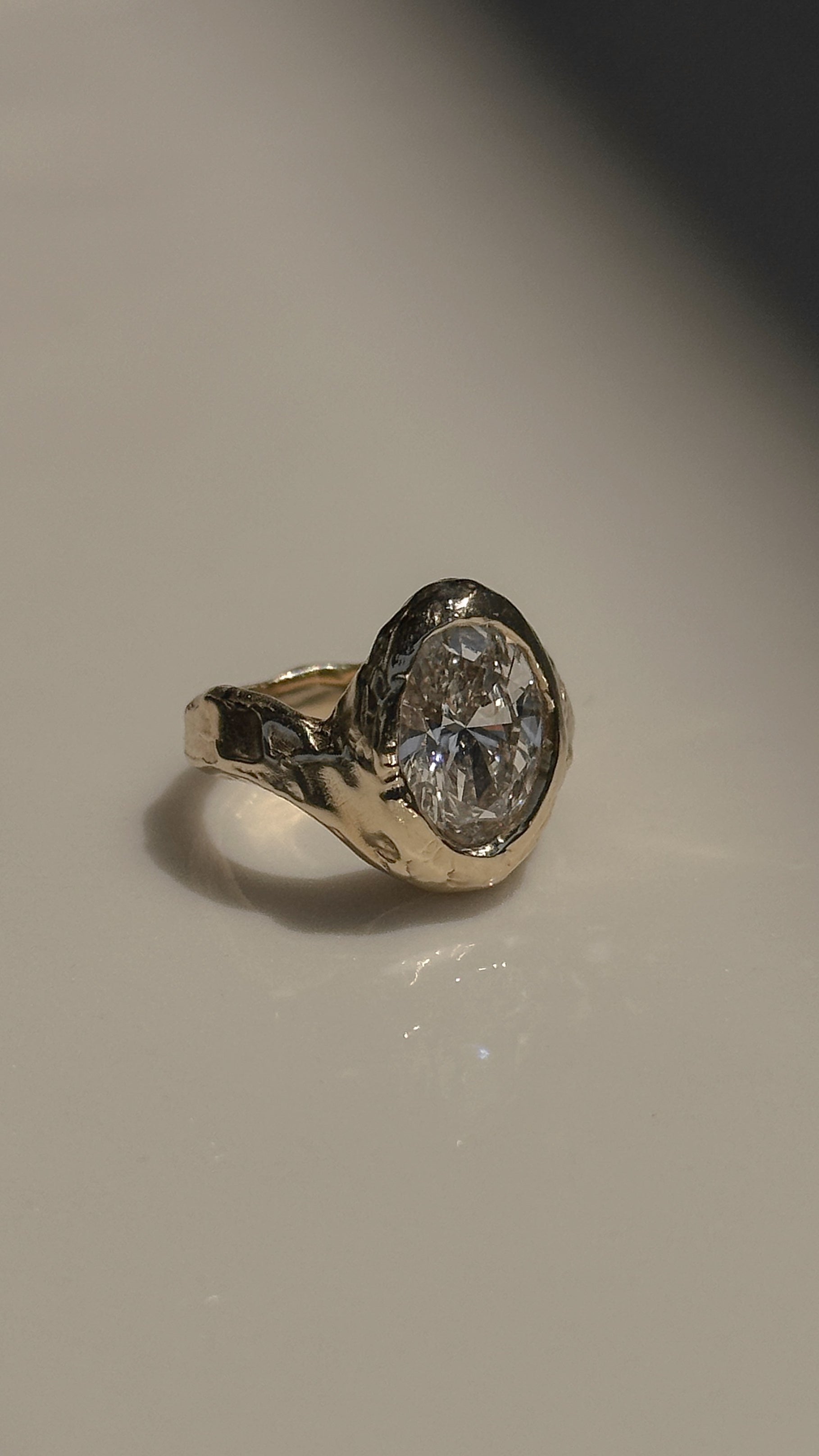 טבעת יהלום בשיבוץ גולמי