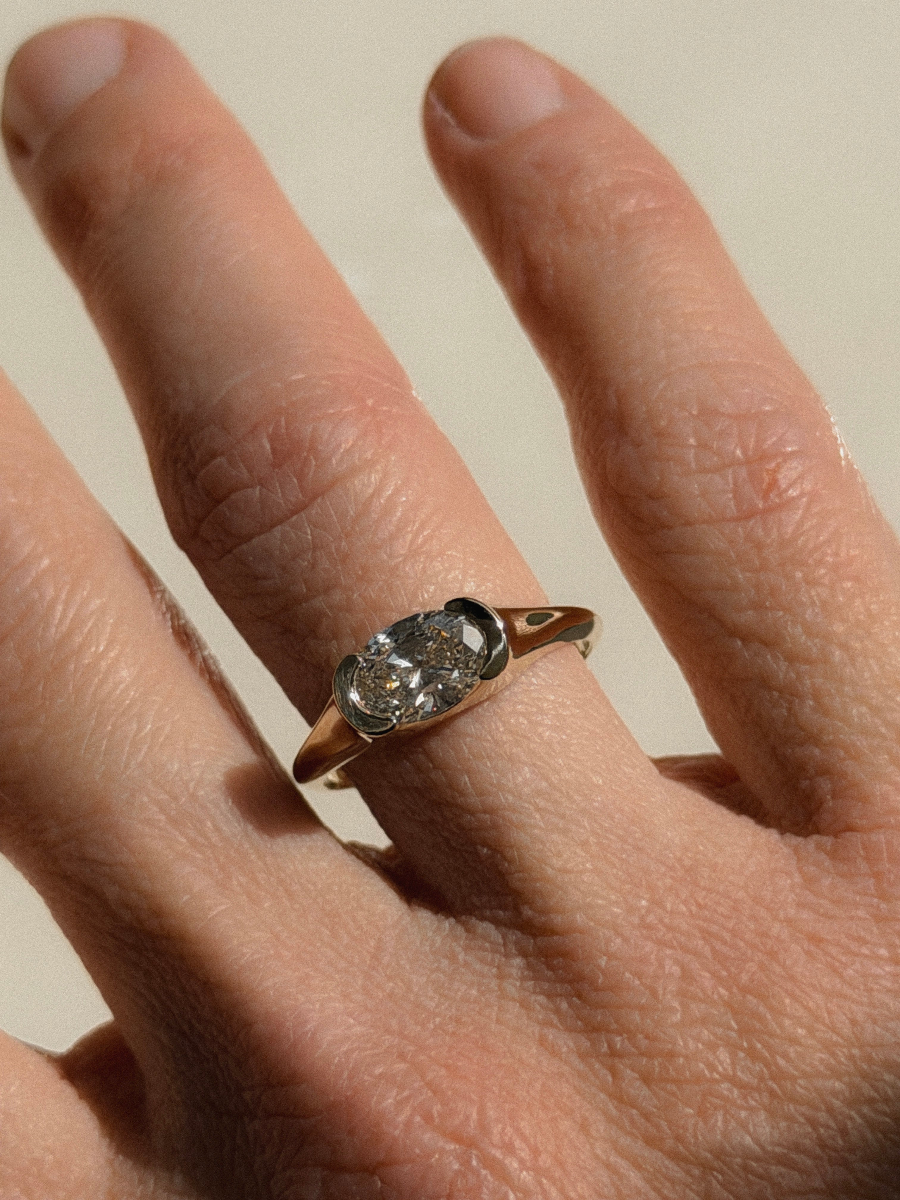 טבעת יהלום אובל מאוזן חלקה