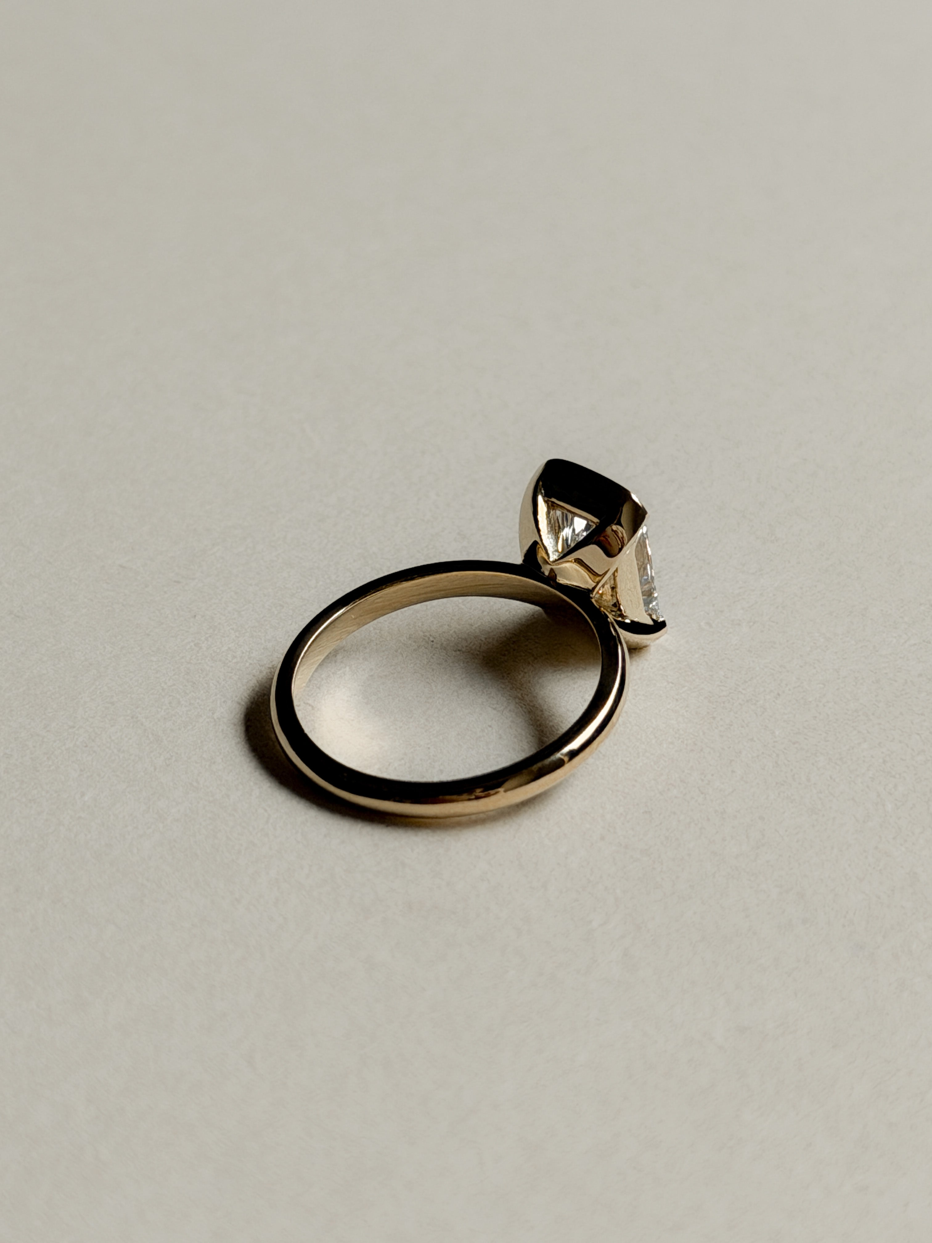 טבעת יהלום רדיאן חצי בזל