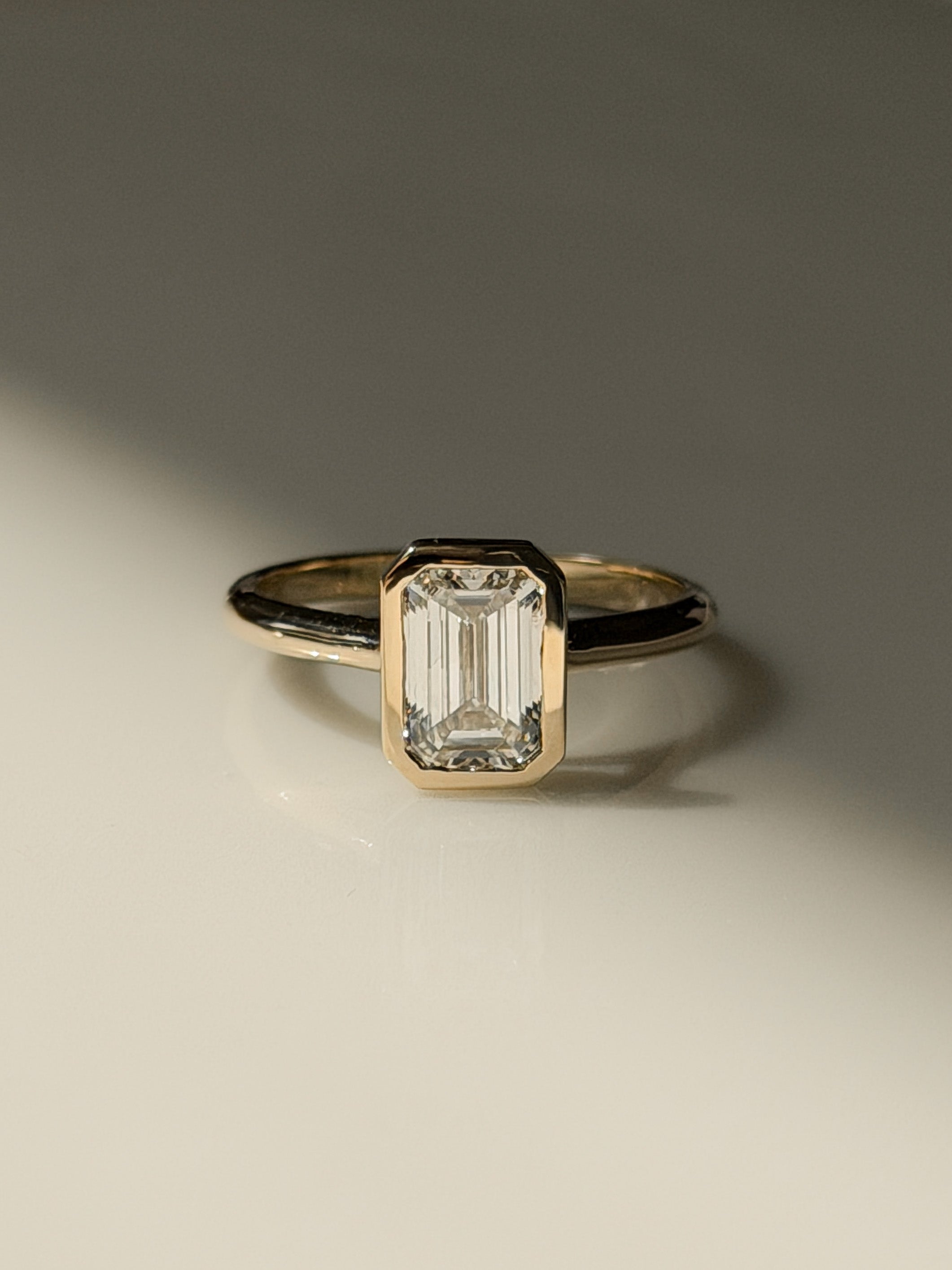 טבעת יהלום אמרלד צף