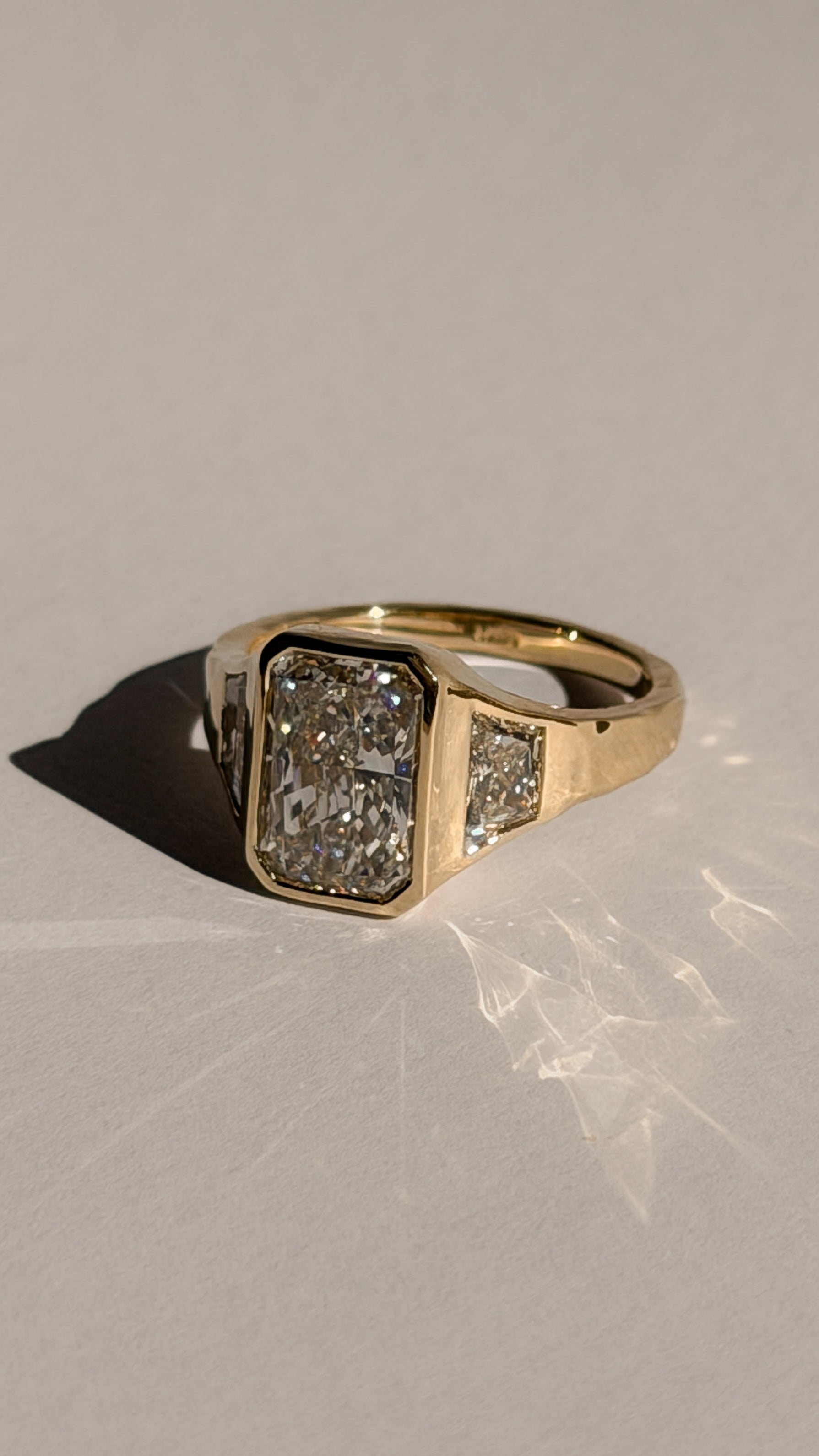 טבעת יהלומי רדיאן וטרפזים