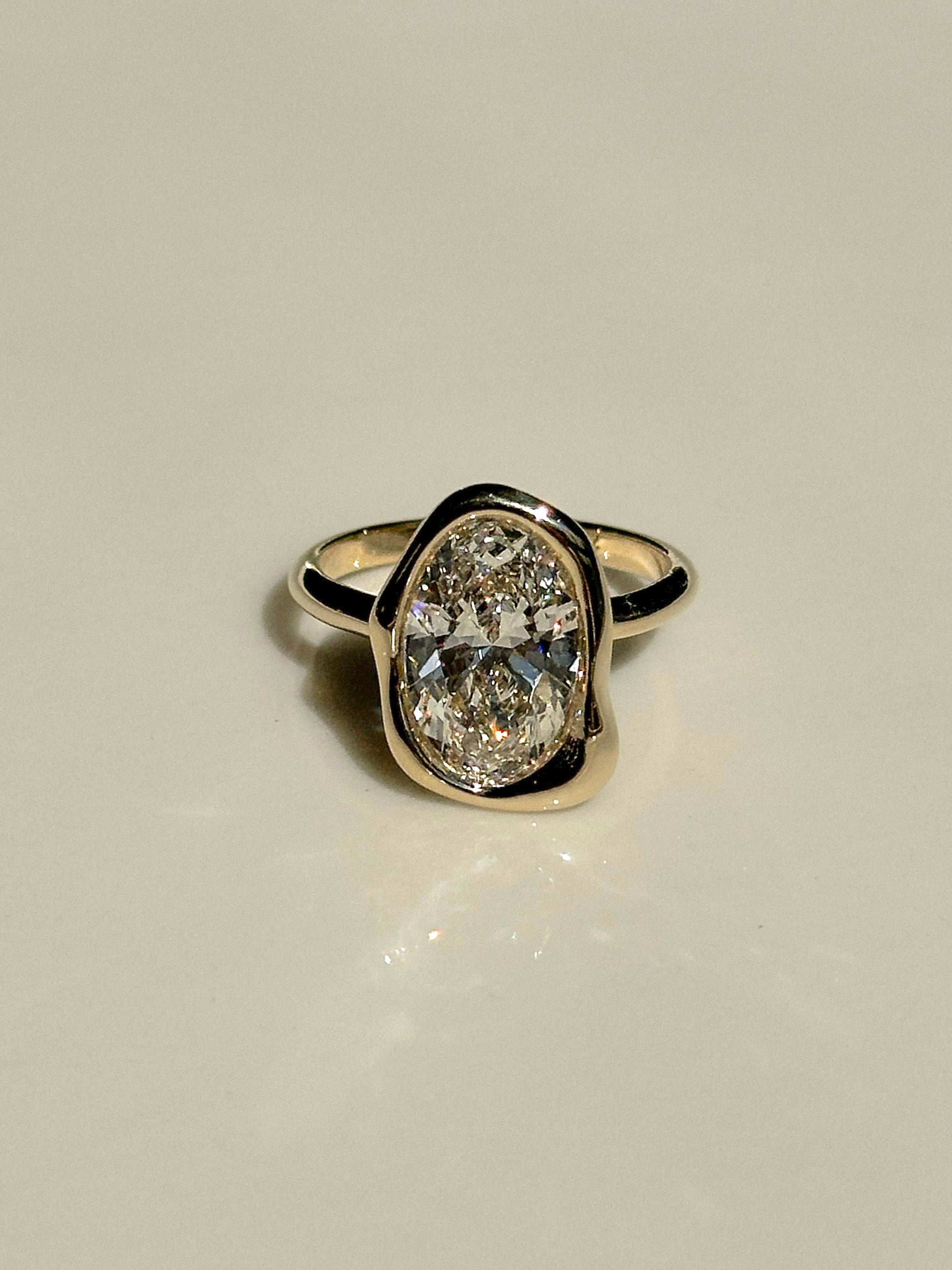 טבעת יהלום בשיבוץ אמורפי