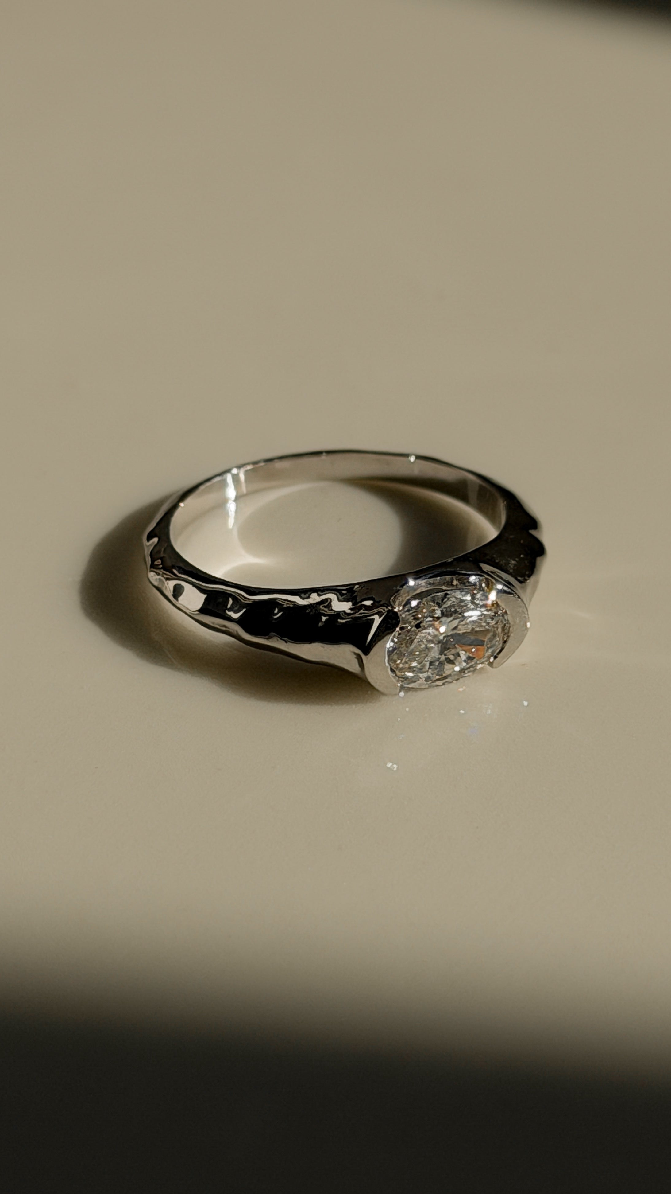 טבעת אובל בשיבוץ מאוזן