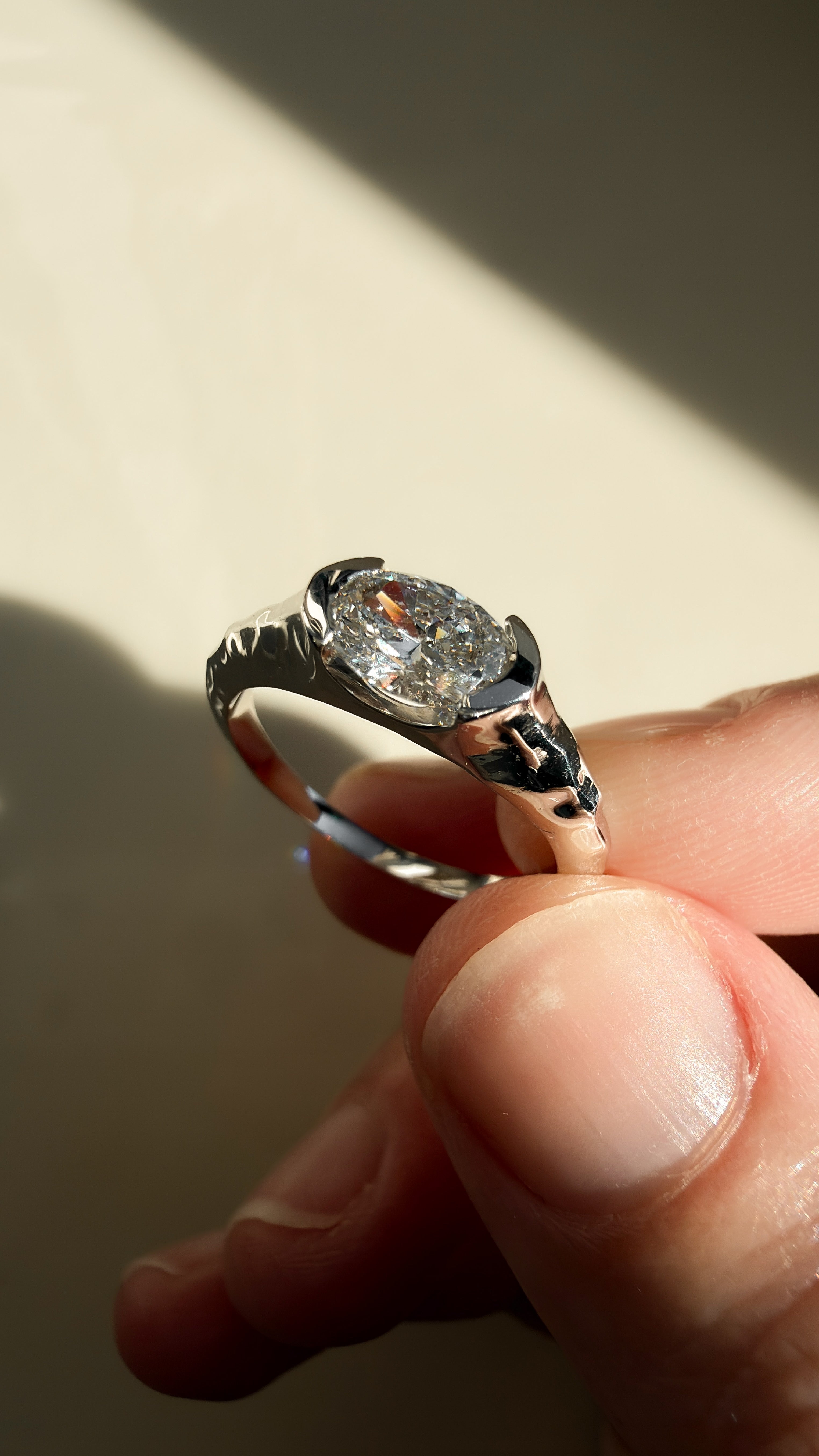 טבעת אובל בשיבוץ מאוזן