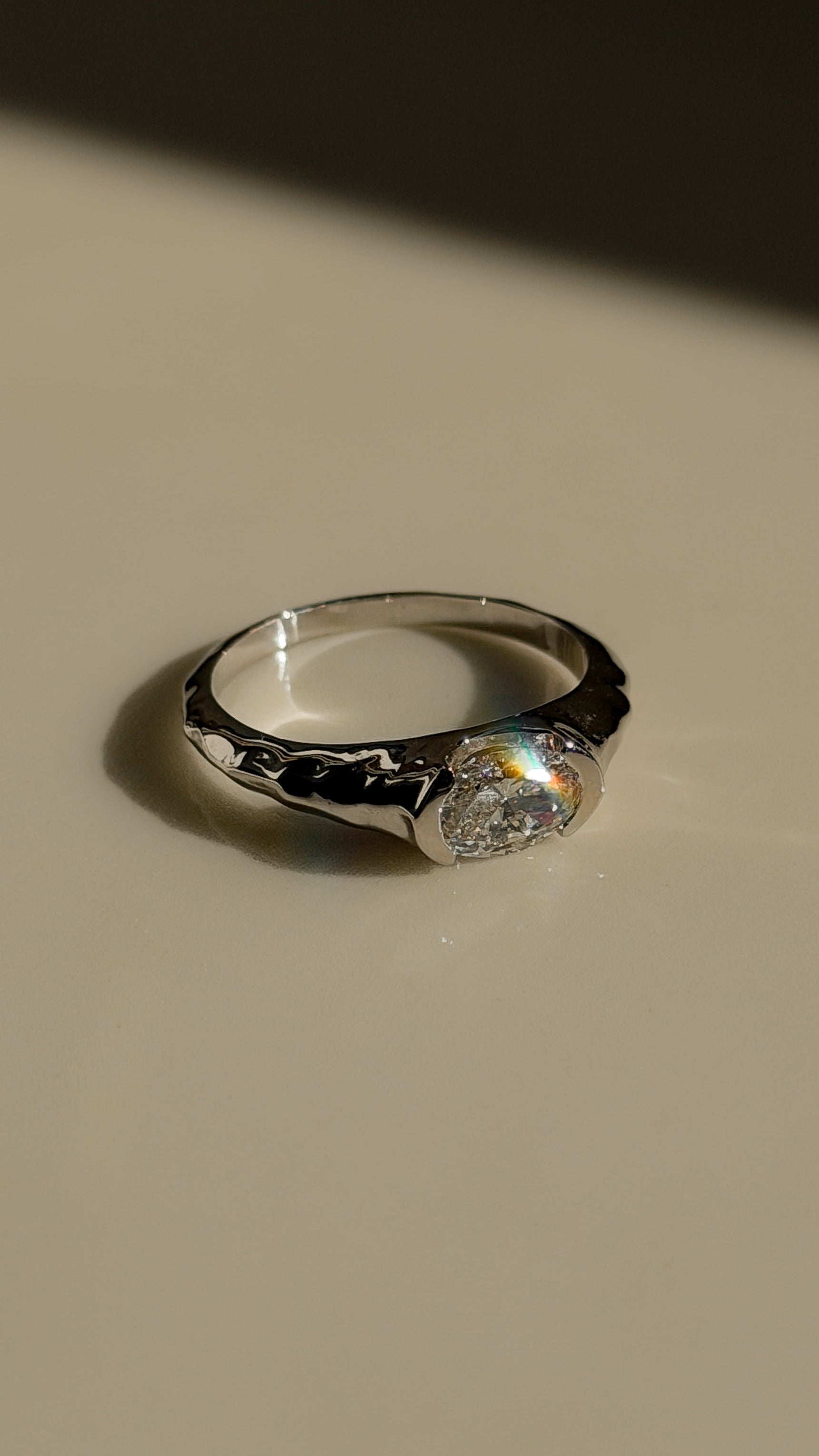 טבעת אובל בשיבוץ מאוזן