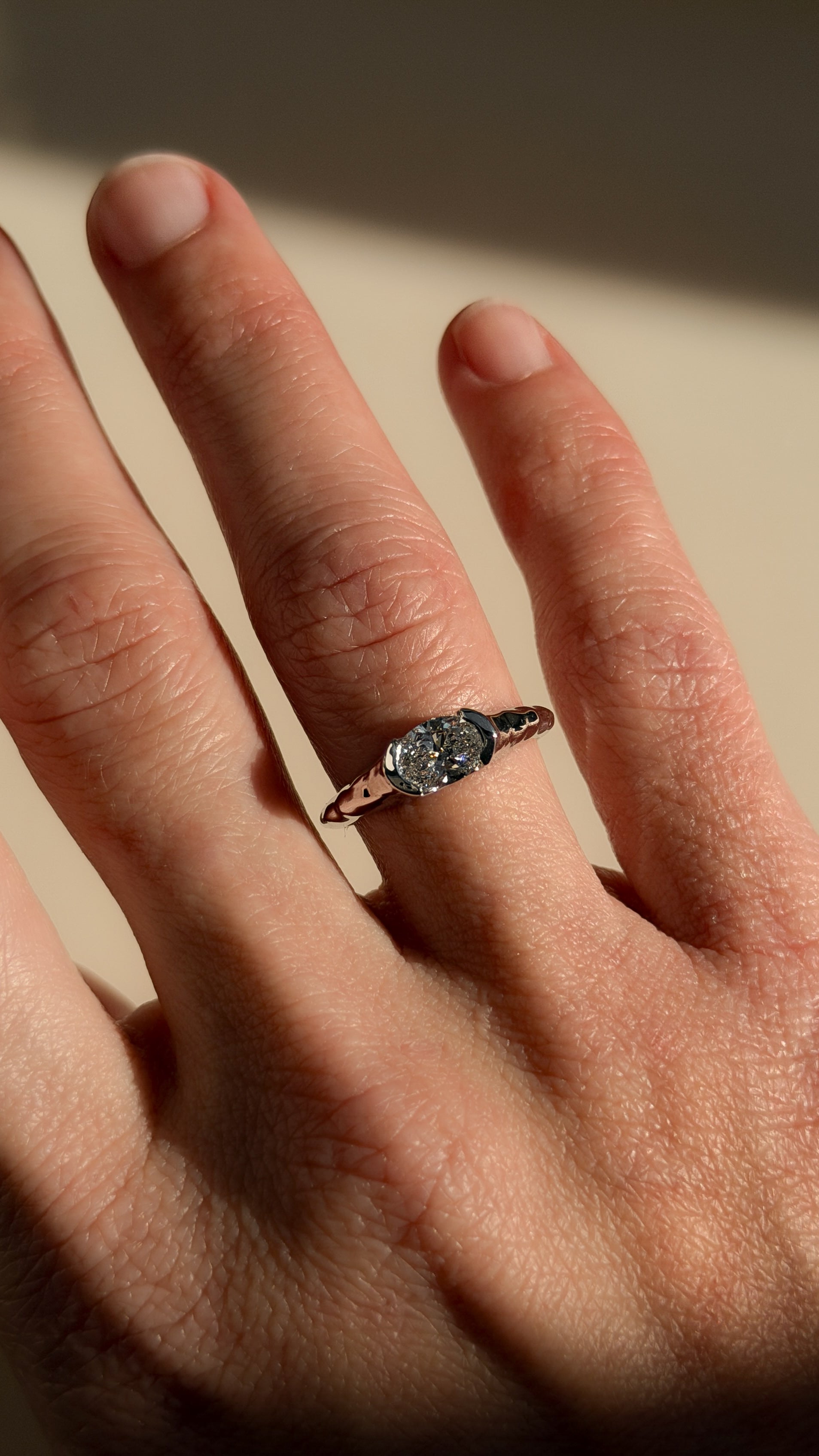 טבעת אובל בשיבוץ מאוזן