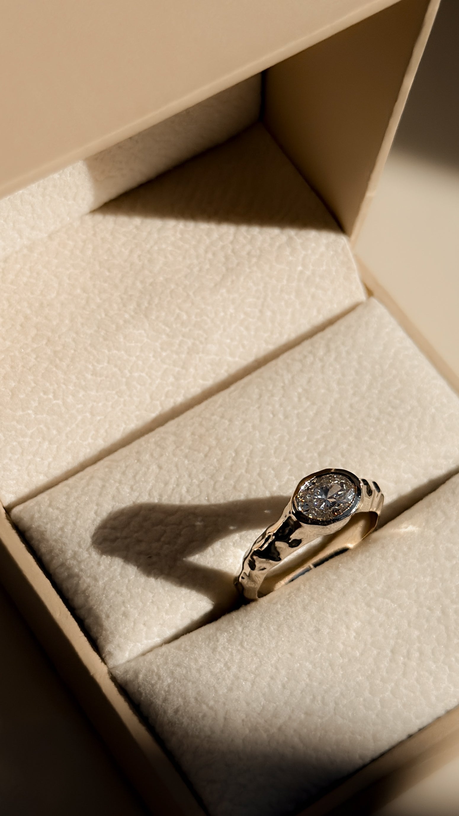 טבעת יהלום אובל מאוזן מלא