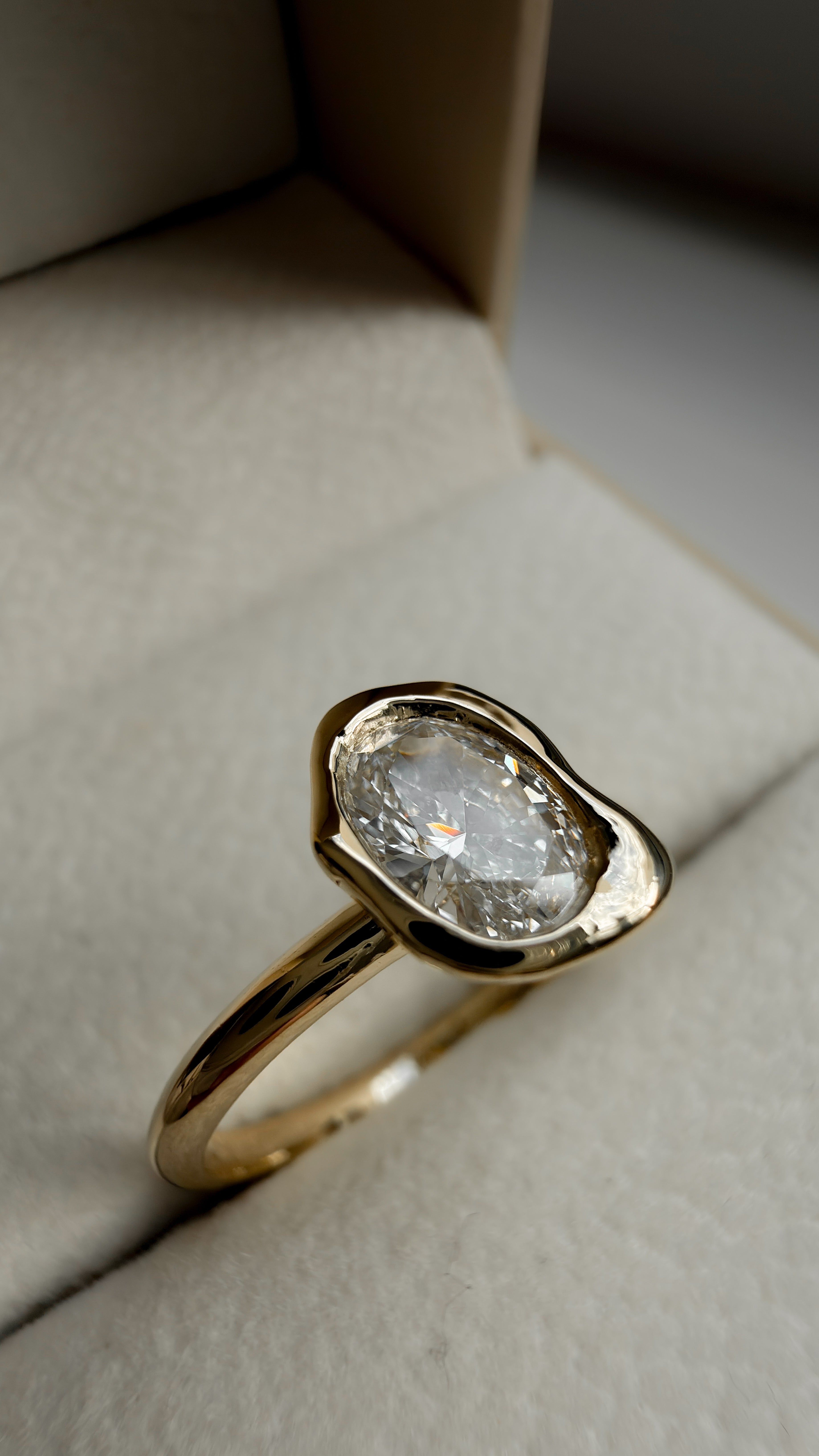 טבעת יהלום בשיבוץ אמורפי