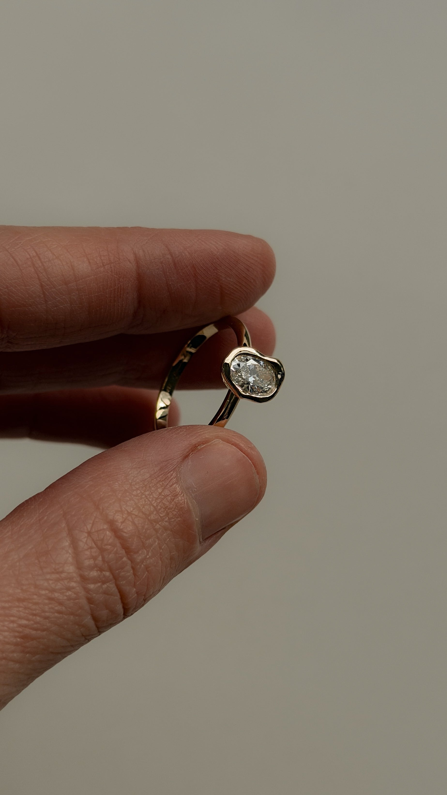 טבעת יהלום בשיבוץ אמורפי