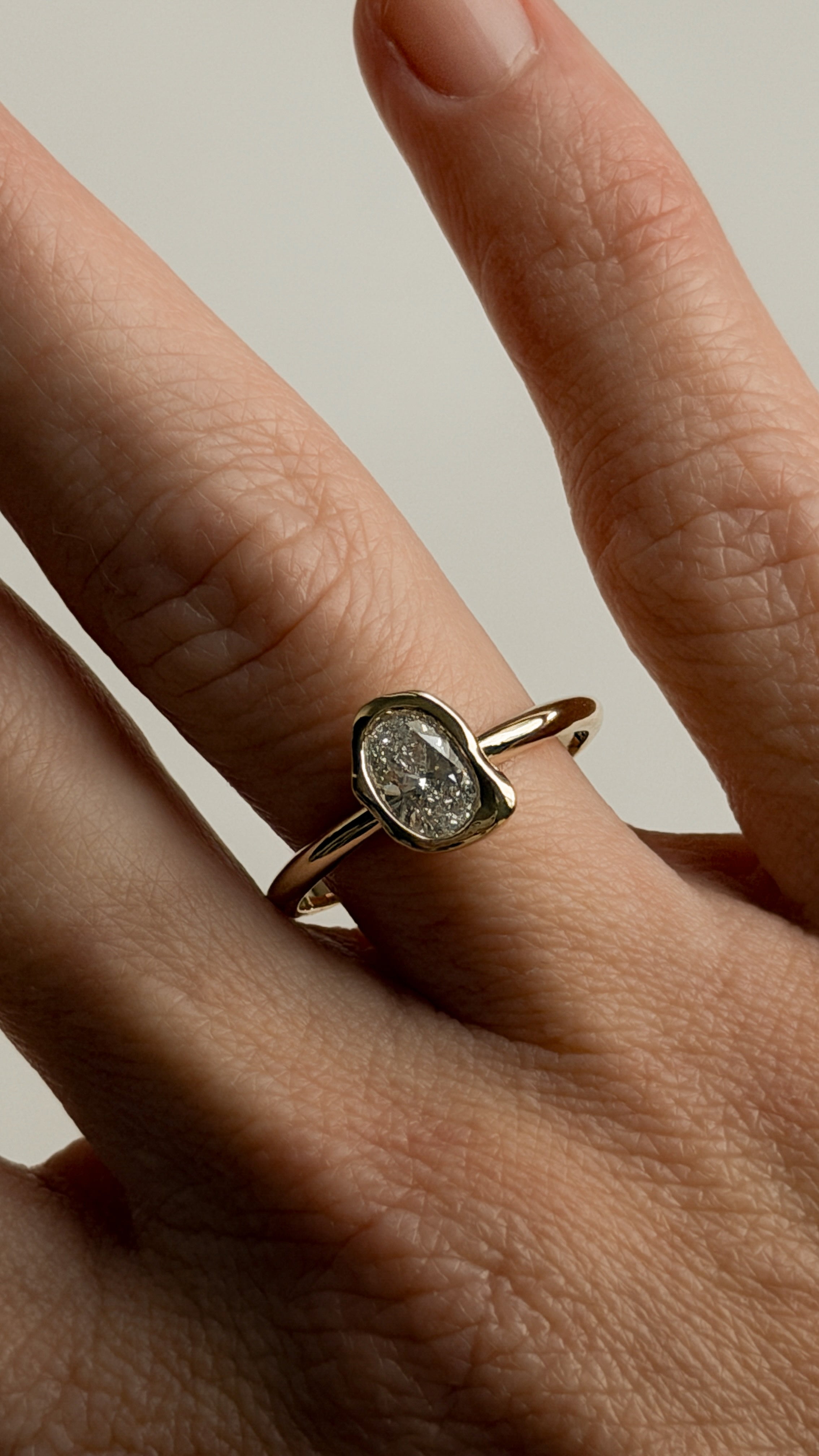 טבעת יהלום בשיבוץ אמורפי