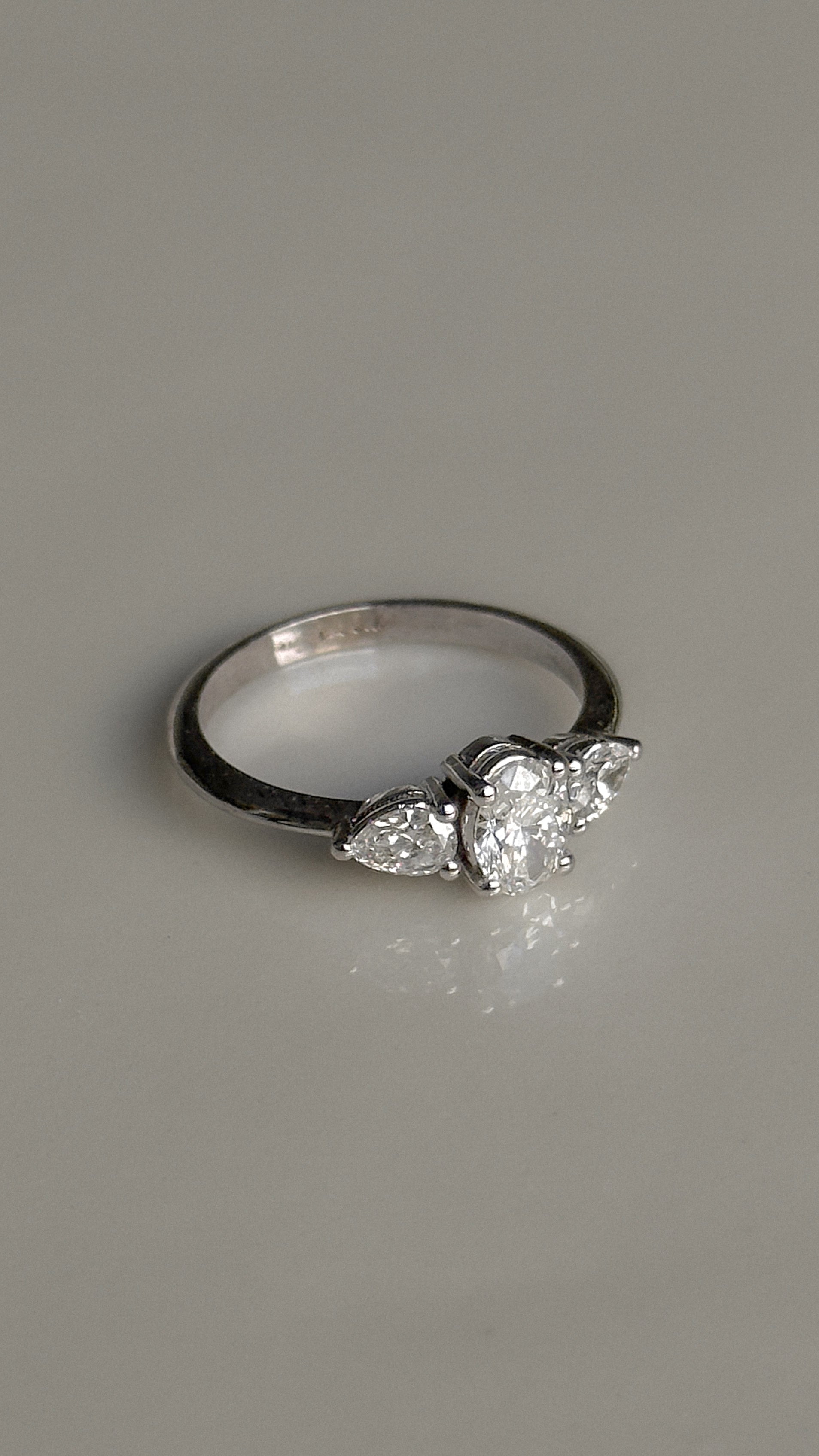 טבעת משובצת אובל וטיפות