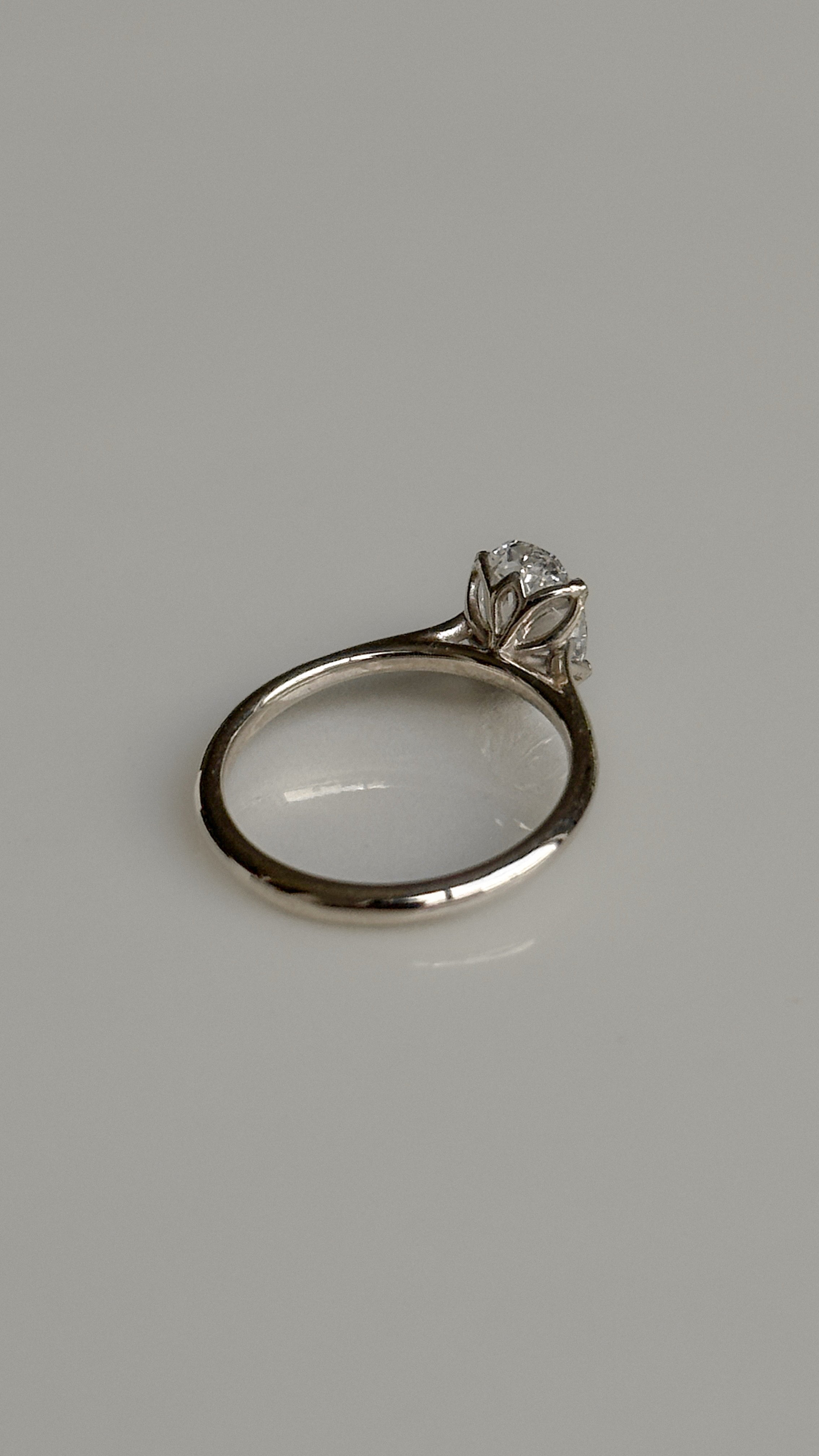 טבעת יהלום בשיבוץ עלים